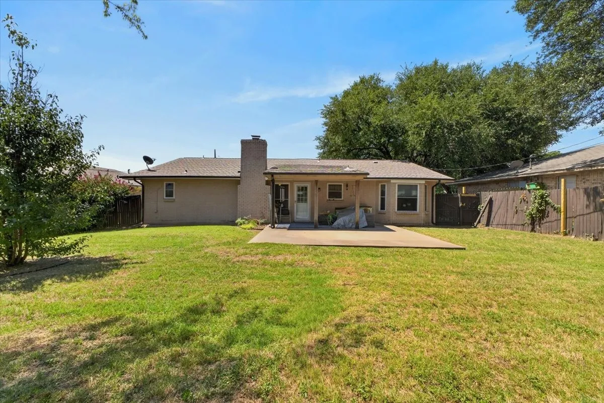 Single Family Residence For Sale in Johnson County , 523 Lynnewood Avenue, Burleson, Texas 76028, 3 Bedroom, 2 Bathroom, 2 Garage spaces, 1,464 Sqft, built in 1977, mls#21337750, Real Estate Agent in Burleson, Homes For Sale in Johnson county, Homes For Sale in Burleson, Realtor in Burleson Texas, Real Estate Brokerage Independent Realty Texas, Luminita Cordes Realtor