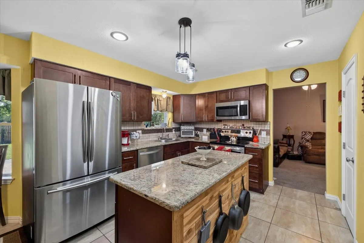 Single Family Residence For Sale in Johnson County , 523 Lynnewood Avenue, Burleson, Texas 76028, 3 Bedroom, 2 Bathroom, 2 Garage spaces, 1,464 Sqft, built in 1977, mls#21337750, Real Estate Agent in Burleson, Homes For Sale in Johnson county, Homes For Sale in Burleson, Realtor in Burleson Texas, Real Estate Brokerage Independent Realty Texas, Luminita Cordes Realtor