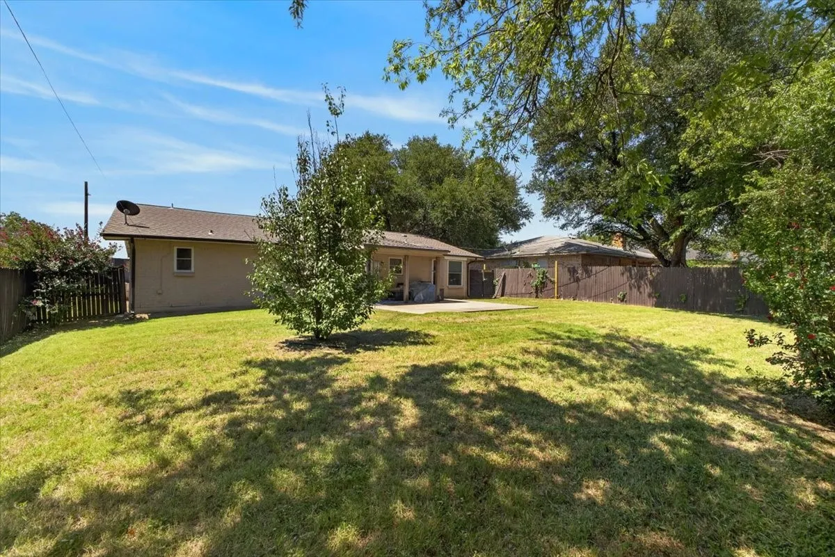 Single Family Residence For Sale in Johnson County , 523 Lynnewood Avenue, Burleson, Texas 76028, 3 Bedroom, 2 Bathroom, 2 Garage spaces, 1,464 Sqft, built in 1977, mls#21337750, Real Estate Agent in Burleson, Homes For Sale in Johnson county, Homes For Sale in Burleson, Realtor in Burleson Texas, Real Estate Brokerage Independent Realty Texas, Luminita Cordes Realtor