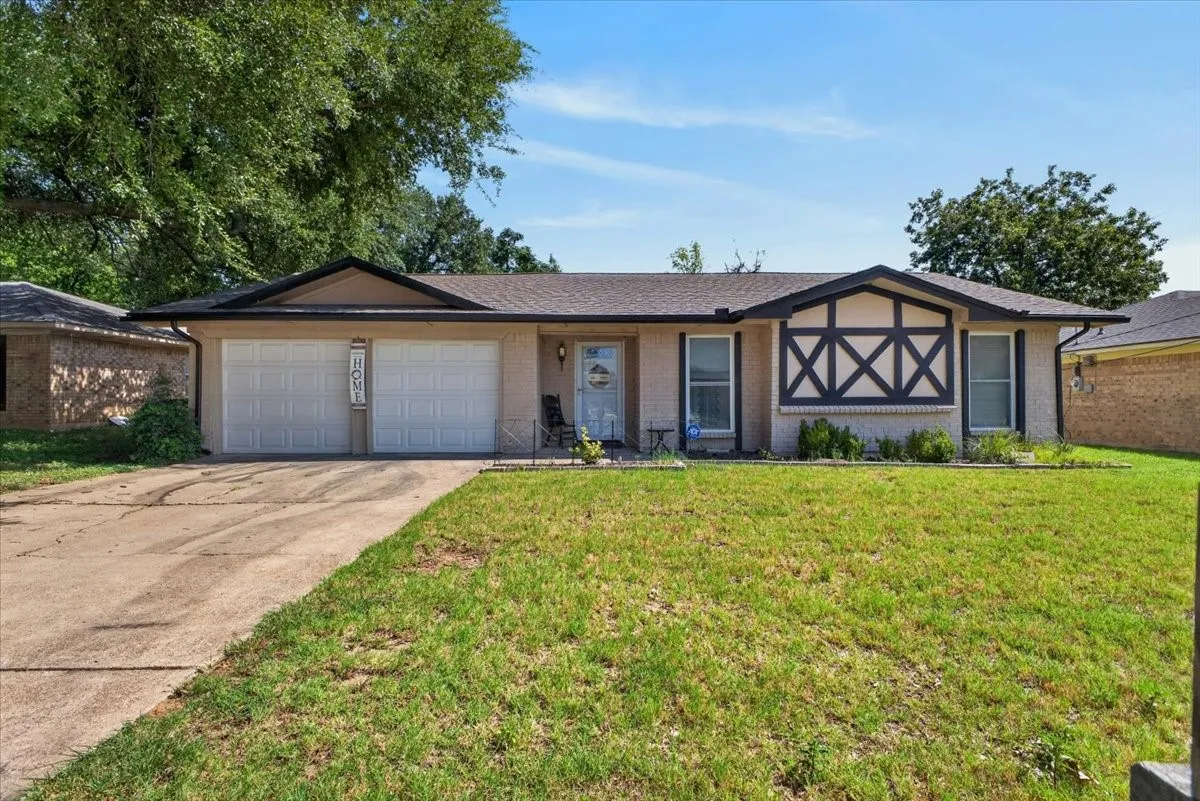 Single Family Residence For Sale in Johnson County , 523 Lynnewood Avenue, Burleson, Texas 76028, 3 Bedroom, 2 Bathroom, 2 Garage spaces, 1,464 Sqft, built in 1977, mls#21337750, Real Estate Agent in Burleson, Homes For Sale in Johnson county, Homes For Sale in Burleson, Realtor in Burleson Texas, Real Estate Brokerage Independent Realty Texas, Luminita Cordes Realtor