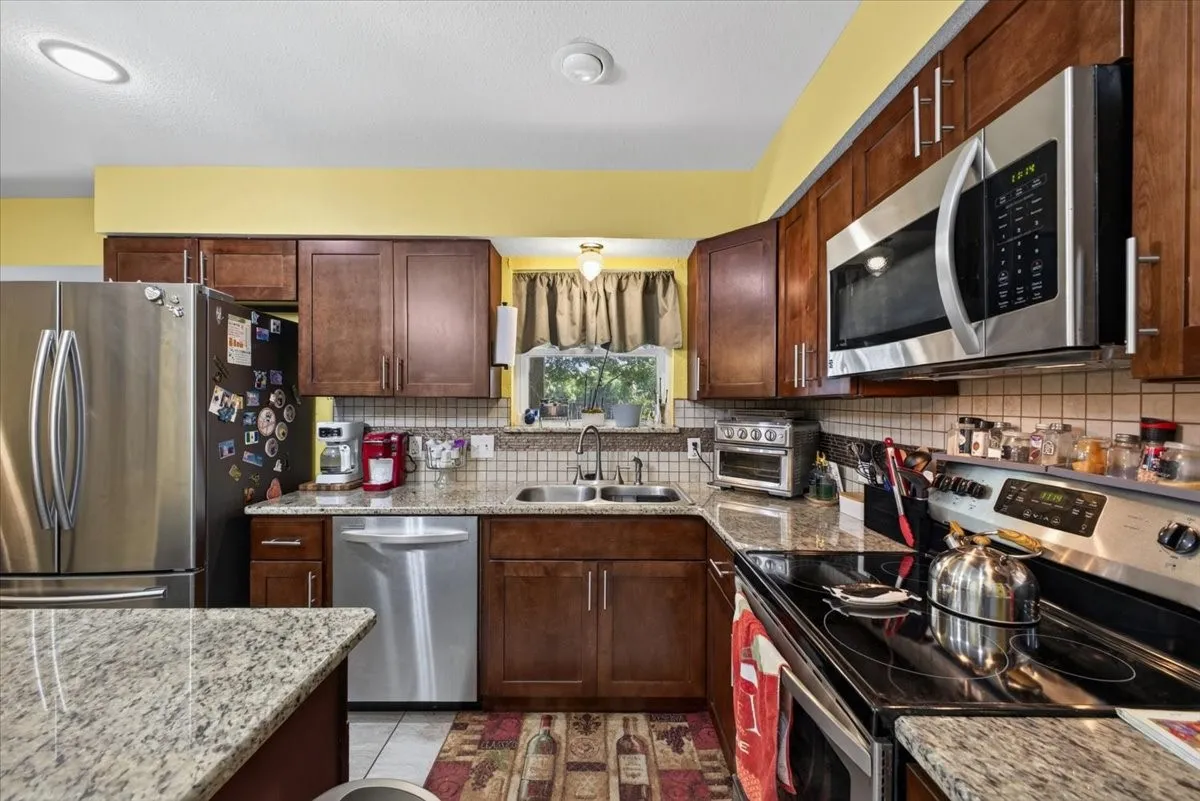 Single Family Residence For Sale in Johnson County , 523 Lynnewood Avenue, Burleson, Texas 76028, 3 Bedroom, 2 Bathroom, 2 Garage spaces, 1,464 Sqft, built in 1977, mls#21337750, Real Estate Agent in Burleson, Homes For Sale in Johnson county, Homes For Sale in Burleson, Realtor in Burleson Texas, Real Estate Brokerage Independent Realty Texas, Luminita Cordes Realtor
