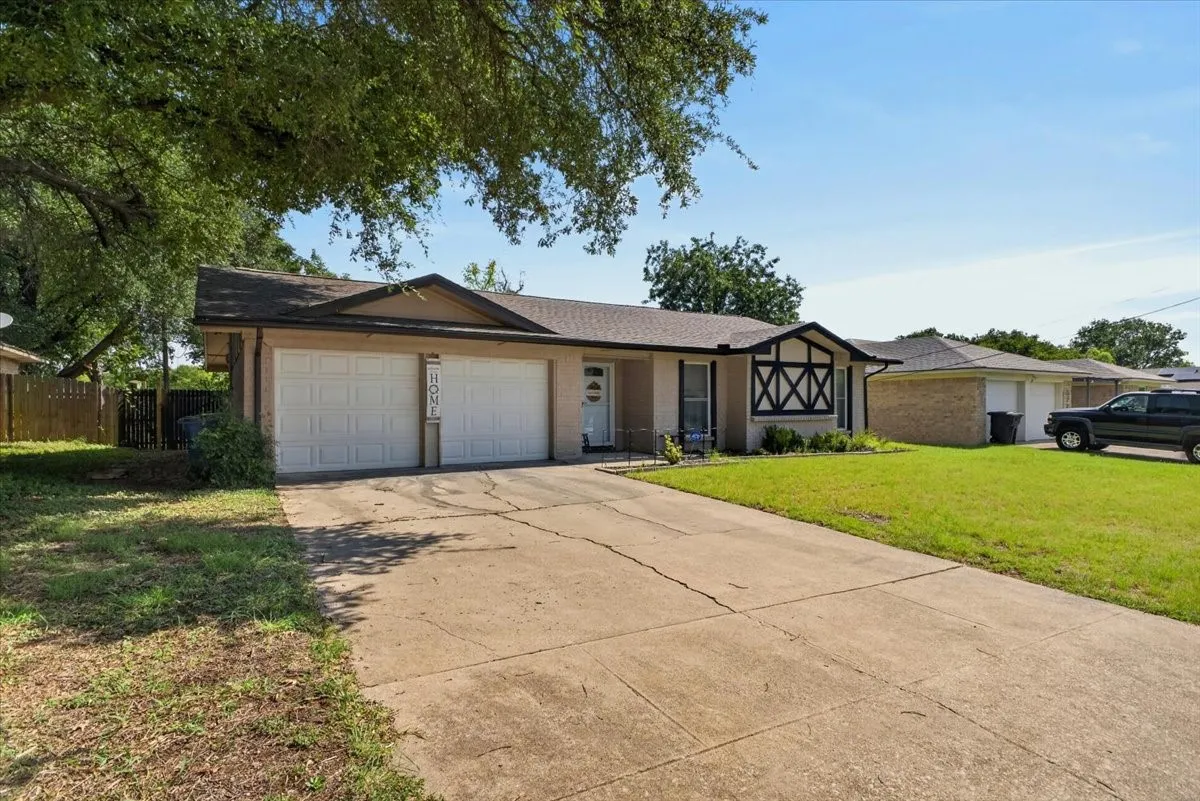 Single Family Residence For Sale in Johnson County , 523 Lynnewood Avenue, Burleson, Texas 76028, 3 Bedroom, 2 Bathroom, 2 Garage spaces, 1,464 Sqft, built in 1977, mls#21337750, Real Estate Agent in Burleson, Homes For Sale in Johnson county, Homes For Sale in Burleson, Realtor in Burleson Texas, Real Estate Brokerage Independent Realty Texas, Luminita Cordes Realtor