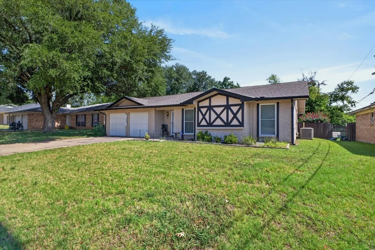 Single Family Residence For Sale in Johnson County , 523 Lynnewood Avenue, Burleson, Texas 76028, 3 Bedroom, 2 Bathroom, 2 Garage spaces, 1,464 Sqft, built in 1977, mls#21337750, Real Estate Agent in Burleson, Homes For Sale in Johnson county, Homes For Sale in Burleson, Realtor in Burleson Texas, Real Estate Brokerage Independent Realty Texas, Luminita Cordes Realtor
