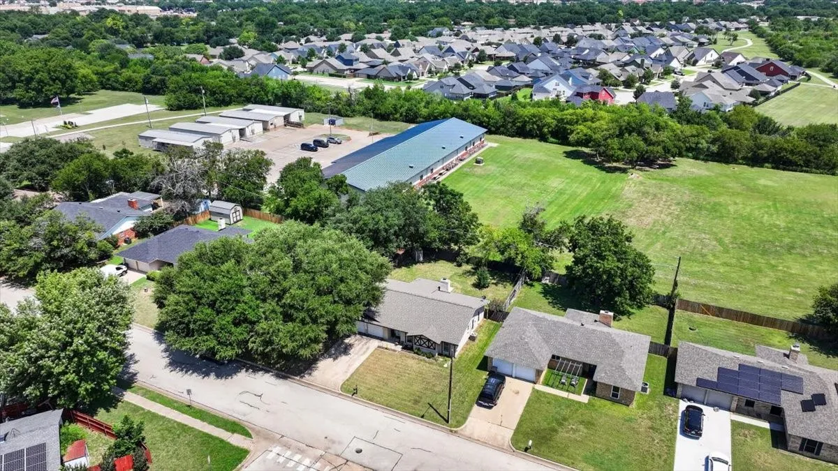 Single Family Residence For Sale in Johnson County , 523 Lynnewood Avenue, Burleson, Texas 76028, 3 Bedroom, 2 Bathroom, 2 Garage spaces, 1,464 Sqft, built in 1977, mls#21337750, Real Estate Agent in Burleson, Homes For Sale in Johnson county, Homes For Sale in Burleson, Realtor in Burleson Texas, Real Estate Brokerage Independent Realty Texas, Luminita Cordes Realtor