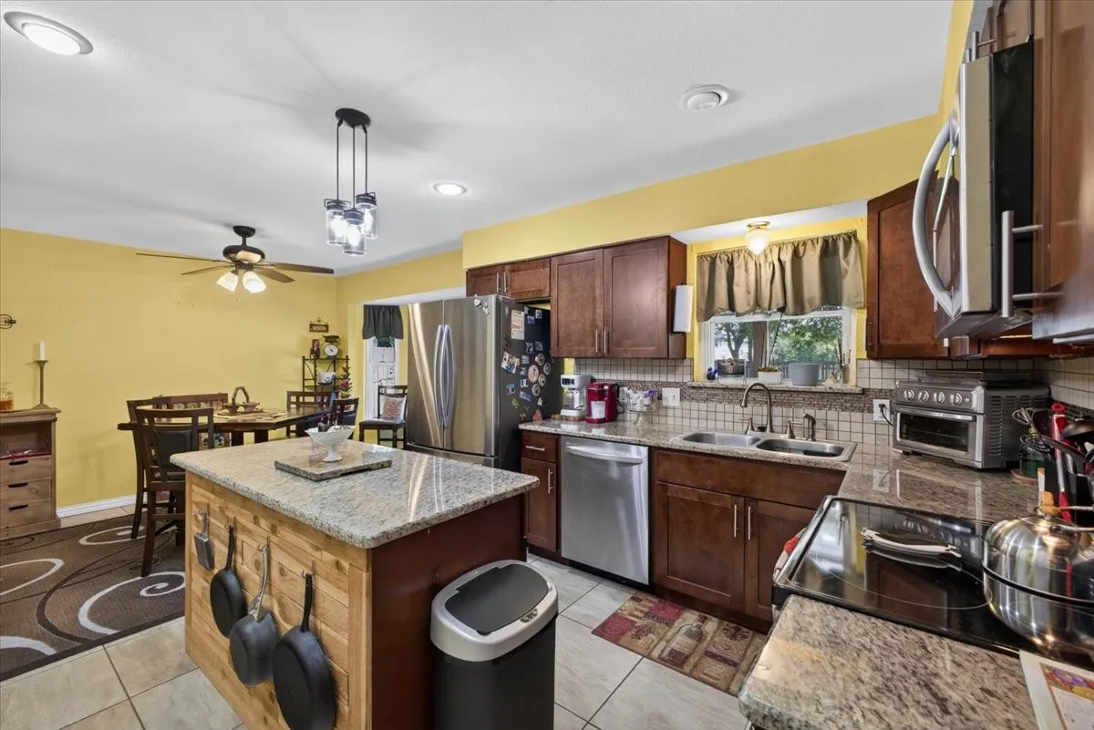 Single Family Residence For Sale in Johnson County , 523 Lynnewood Avenue, Burleson, Texas 76028, 3 Bedroom, 2 Bathroom, 2 Garage spaces, 1,464 Sqft, built in 1977, mls#21337750, Real Estate Agent in Burleson, Homes For Sale in Johnson county, Homes For Sale in Burleson, Realtor in Burleson Texas, Real Estate Brokerage Independent Realty Texas, Luminita Cordes Realtor