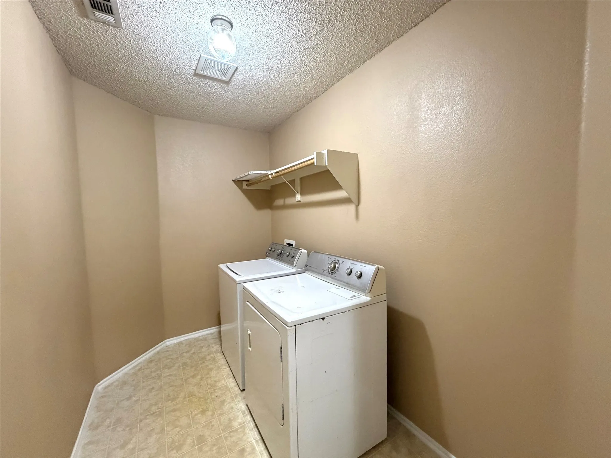 Single Family Residence For Rent in Dallas County , 185 Rolling Court, Lancaster, Texas 75146, 3 Bedroom, 2 Bathroom, 2 Garage spaces, 1,986 Sqft, built in 2006, mls#21337753, Real Estate Agent in Lancaster, Homes For Rent in Dallas county, Homes For Rent in Lancaster, Realtor in Lancaster Texas, Real Estate Brokerage Independent Realty Texas, Luminita Cordes Realtor