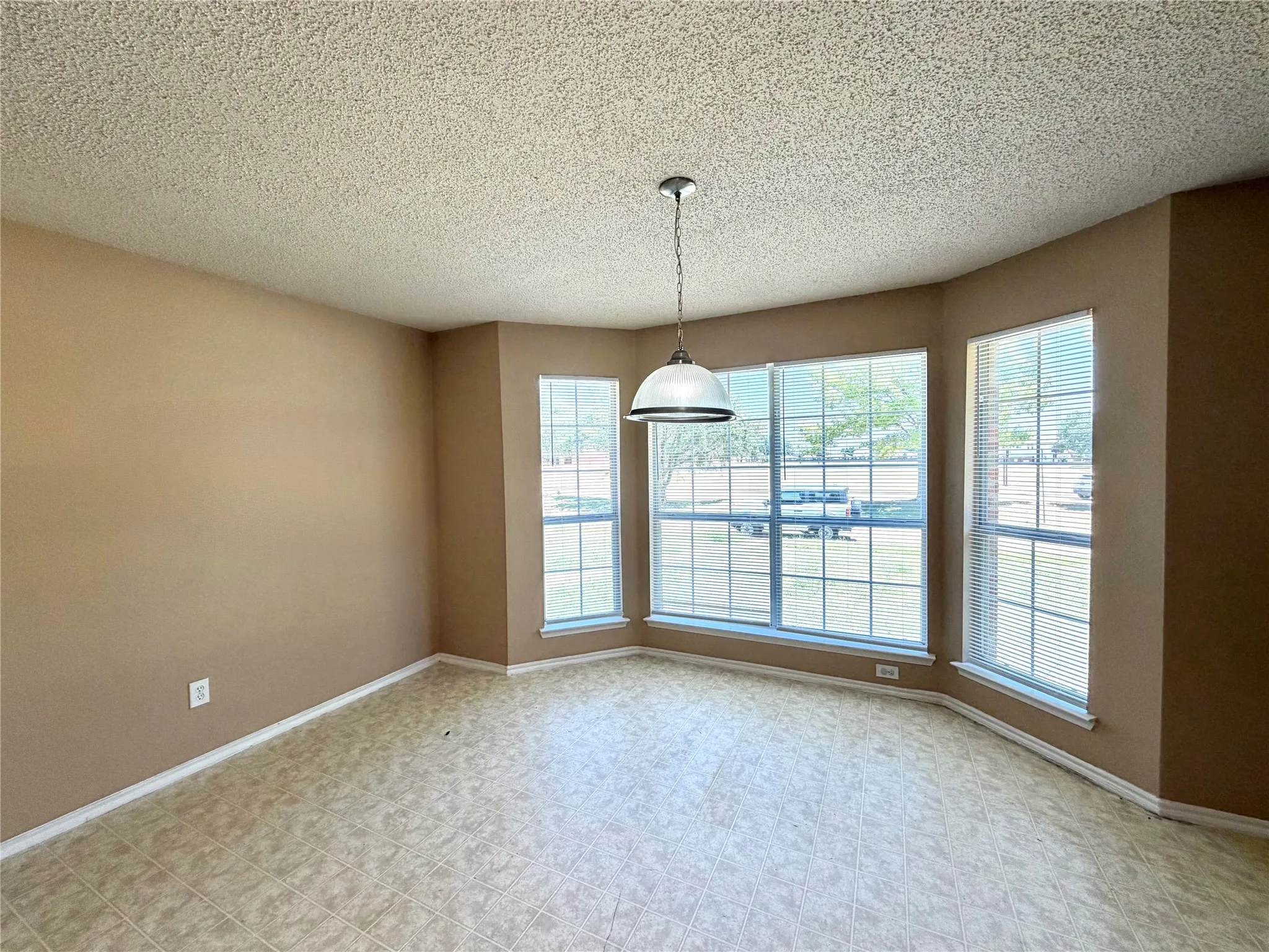 Single Family Residence For Rent in Dallas County , 185 Rolling Court, Lancaster, Texas 75146, 3 Bedroom, 2 Bathroom, 2 Garage spaces, 1,986 Sqft, built in 2006, mls#21337753, Real Estate Agent in Lancaster, Homes For Rent in Dallas county, Homes For Rent in Lancaster, Realtor in Lancaster Texas, Real Estate Brokerage Independent Realty Texas, Luminita Cordes Realtor