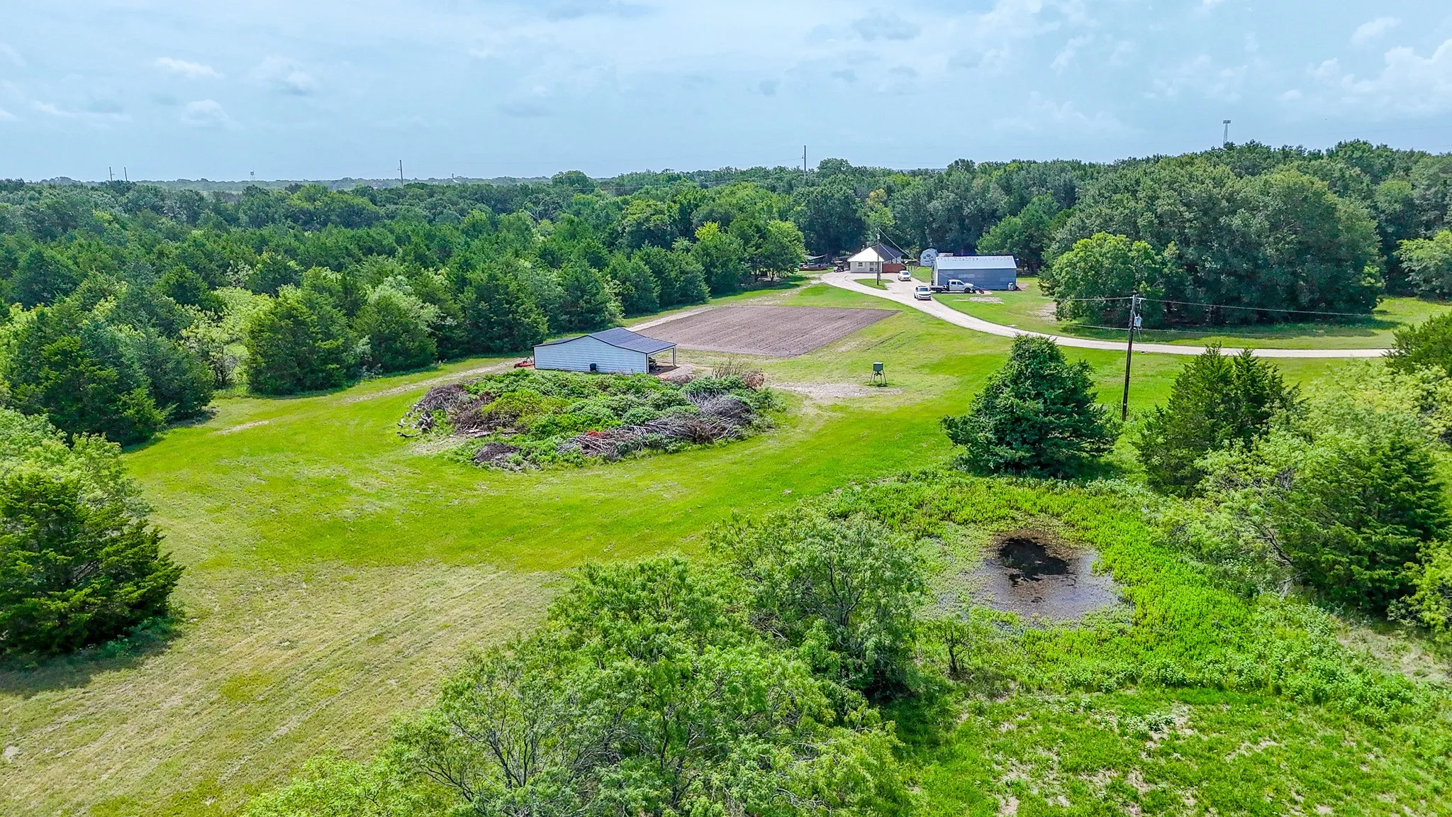 Farm For Sale in Navarro County , 315 County Road 2240, Kerens, Texas 75144, 2 Bedroom, 2 Bathroom, 4 Garage spaces, 1,320 Sqft, built in 2002, mls#21337587, Real Estate Agent in Kerens, Homes For Sale in Navarro county, Homes For Sale in Kerens, Realtor in Kerens Texas, Real Estate Brokerage Independent Realty Texas, Luminita Cordes Realtor