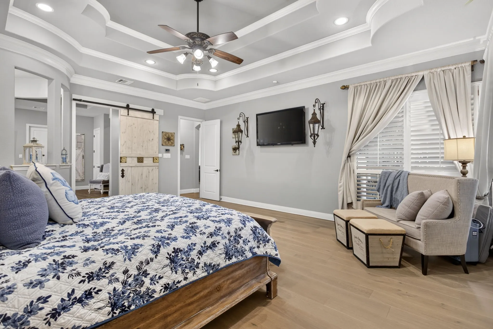 Tray ceiling with recessed lighting and a ceiling fan