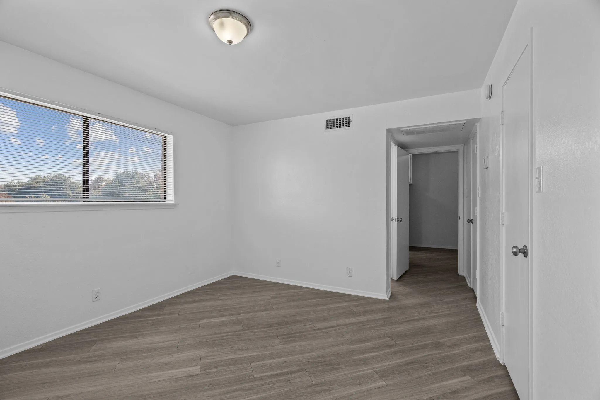 Apartment For Rent in Tarrant County , 320 E 4th Street 208, Arlington, Texas 76010, 1 Bedroom, 1 Bathroom, Garage spaces, 750 Sqft, built in 1983, Price $1,150, mls#21337759, Real Estate Agent in Arlington, Homes For Rent in Tarrant county, Homes For Rent in Arlington, Realtor in Arlington Texas, Real Estate Brokerage Independent Realty Texas, Luminita Cordes Realtor