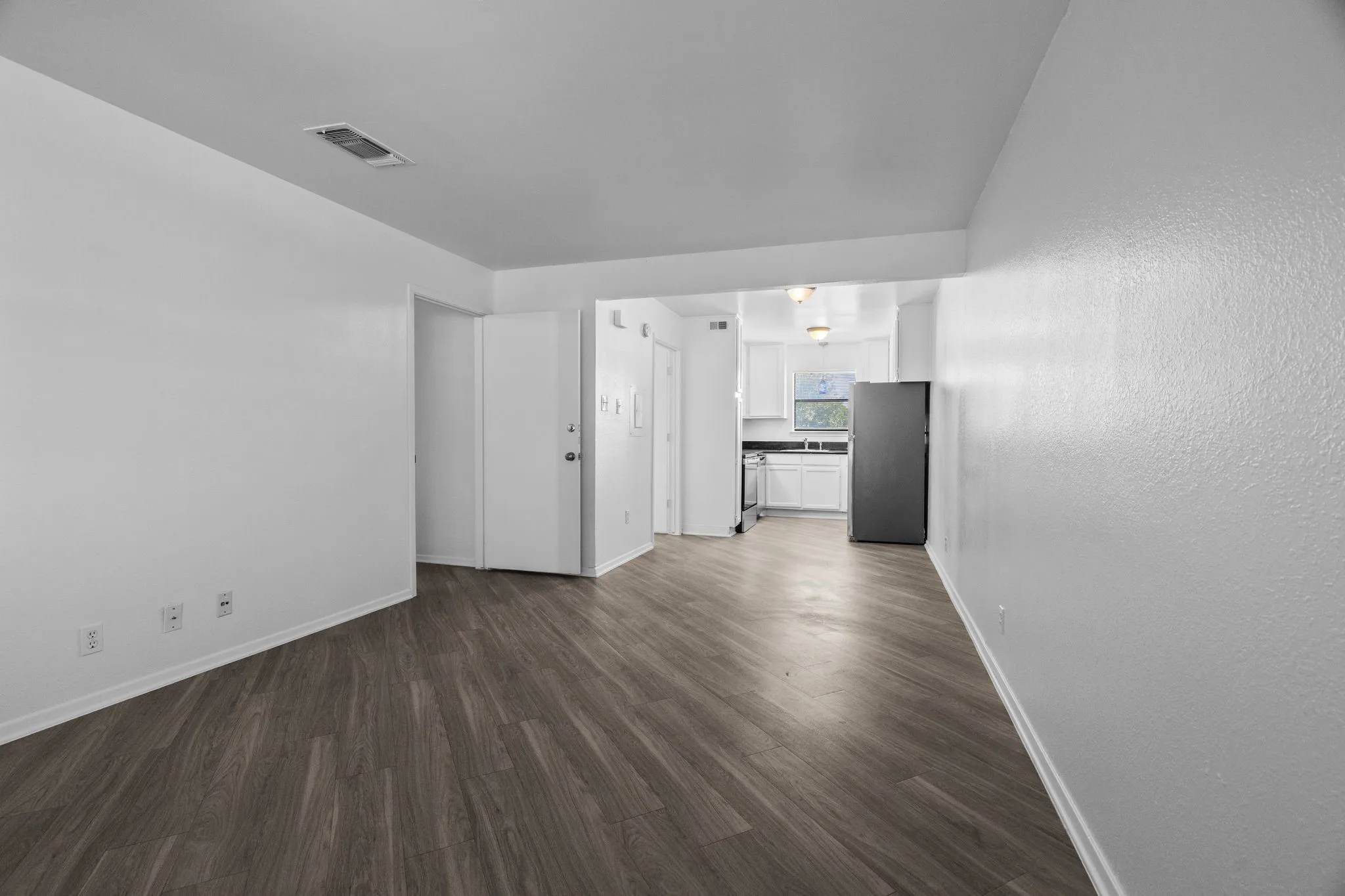 Apartment For Rent in Tarrant County , 320 E 4th Street 208, Arlington, Texas 76010, 1 Bedroom, 1 Bathroom, Garage spaces, 750 Sqft, built in 1983, Price $1,150, mls#21337759, Real Estate Agent in Arlington, Homes For Rent in Tarrant county, Homes For Rent in Arlington, Realtor in Arlington Texas, Real Estate Brokerage Independent Realty Texas, Luminita Cordes Realtor