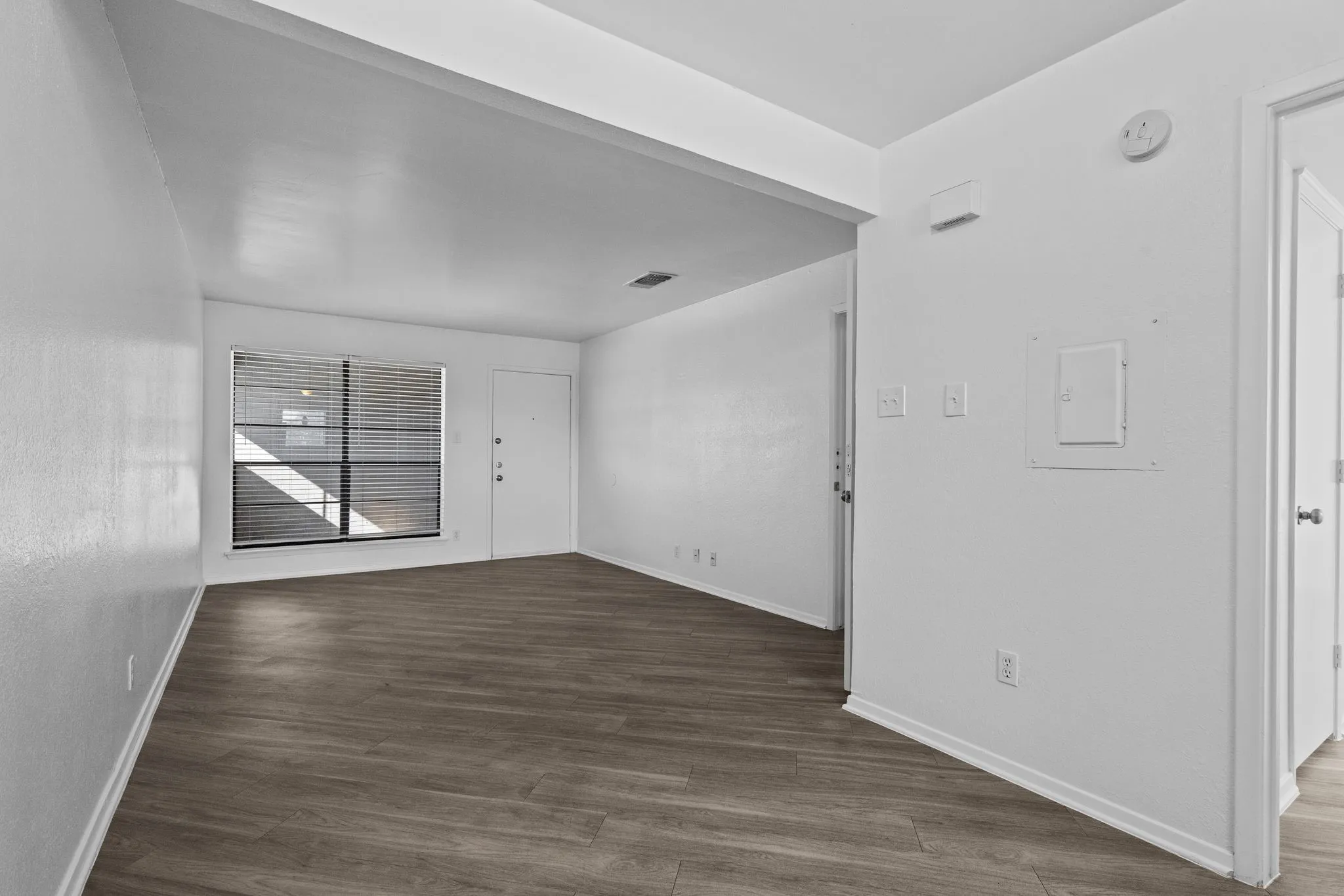Apartment For Rent in Tarrant County , 320 E 4th Street 106, Arlington, Texas 76010, 1 Bedroom, 1 Bathroom, Garage spaces, 750 Sqft, built in 1983, Price $1,150, mls#21337375, Real Estate Agent in Arlington, Homes For Rent in Tarrant county, Homes For Rent in Arlington, Realtor in Arlington Texas, Real Estate Brokerage Independent Realty Texas, Luminita Cordes Realtor