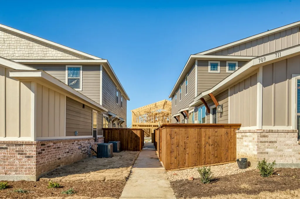Apartment For Rent in Ellis County , 711 Harvest Moon Drive, Venus, Texas 76084, 2 Bedroom, 2 Bathroom, 1 Garage spaces, 1,274 Sqft, built in 2022, mls#21337806, Real Estate Agent in Venus, Homes For Rent in Ellis county, Homes For Rent in Venus, Realtor in Venus Texas, Real Estate Brokerage Independent Realty Texas, Luminita Cordes Realtor