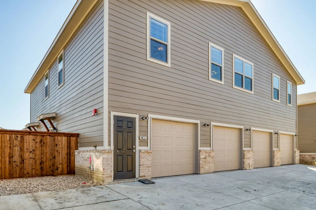 Apartment For Rent in Ellis County , 711 Harvest Moon Drive, Venus, Texas 76084, 2 Bedroom, 2 Bathroom, 1 Garage spaces, 1,274 Sqft, built in 2022, mls#21337806, Real Estate Agent in Venus, Homes For Rent in Ellis county, Homes For Rent in Venus, Realtor in Venus Texas, Real Estate Brokerage Independent Realty Texas, Luminita Cordes Realtor
