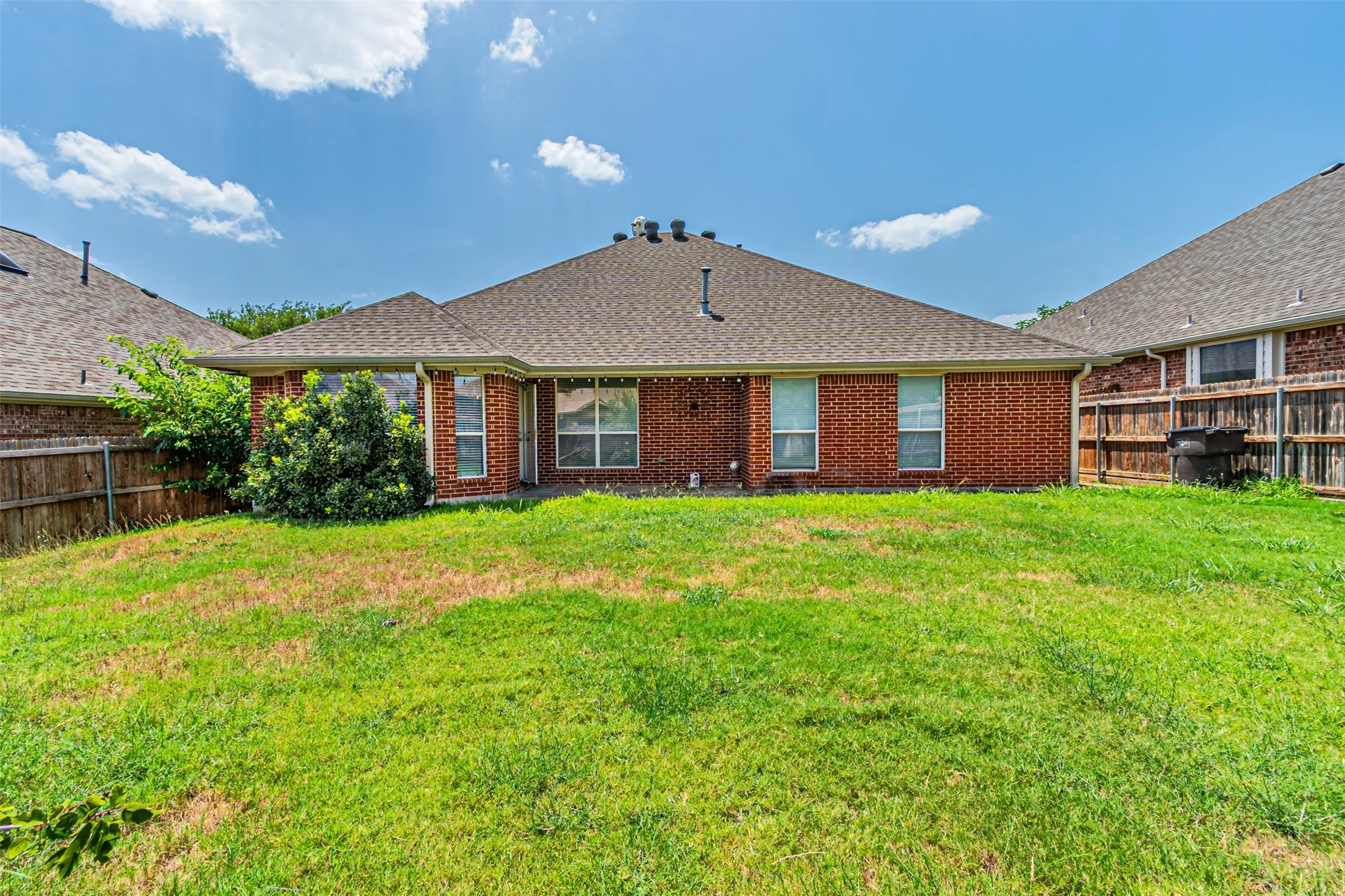 Single Family Residence For Sale in Tarrant County , 10132 Red Bluff Lane, Fort Worth, Texas 76177, 3 Bedroom, 2 Bathroom, 2 Garage spaces, 1,767 Sqft, built in 2006, mls#21337434, Real Estate Agent in Fort Worth, Homes For Sale in Tarrant county, Homes For Sale in Fort Worth, Realtor in Fort Worth Texas, Real Estate Brokerage Independent Realty Texas, Luminita Cordes Realtor