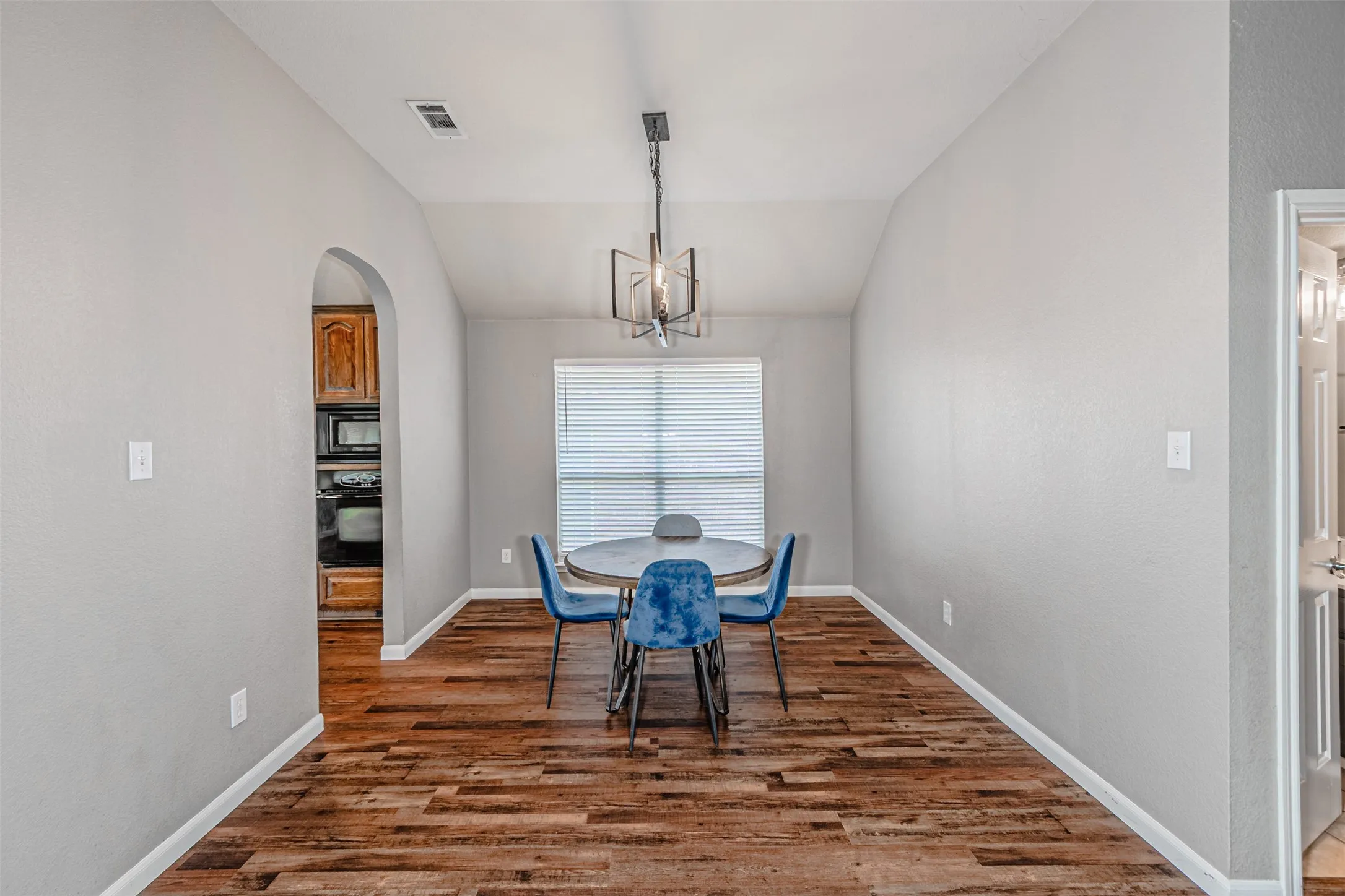 Single Family Residence For Sale in Tarrant County , 10132 Red Bluff Lane, Fort Worth, Texas 76177, 3 Bedroom, 2 Bathroom, 2 Garage spaces, 1,767 Sqft, built in 2006, mls#21337434, Real Estate Agent in Fort Worth, Homes For Sale in Tarrant county, Homes For Sale in Fort Worth, Realtor in Fort Worth Texas, Real Estate Brokerage Independent Realty Texas, Luminita Cordes Realtor