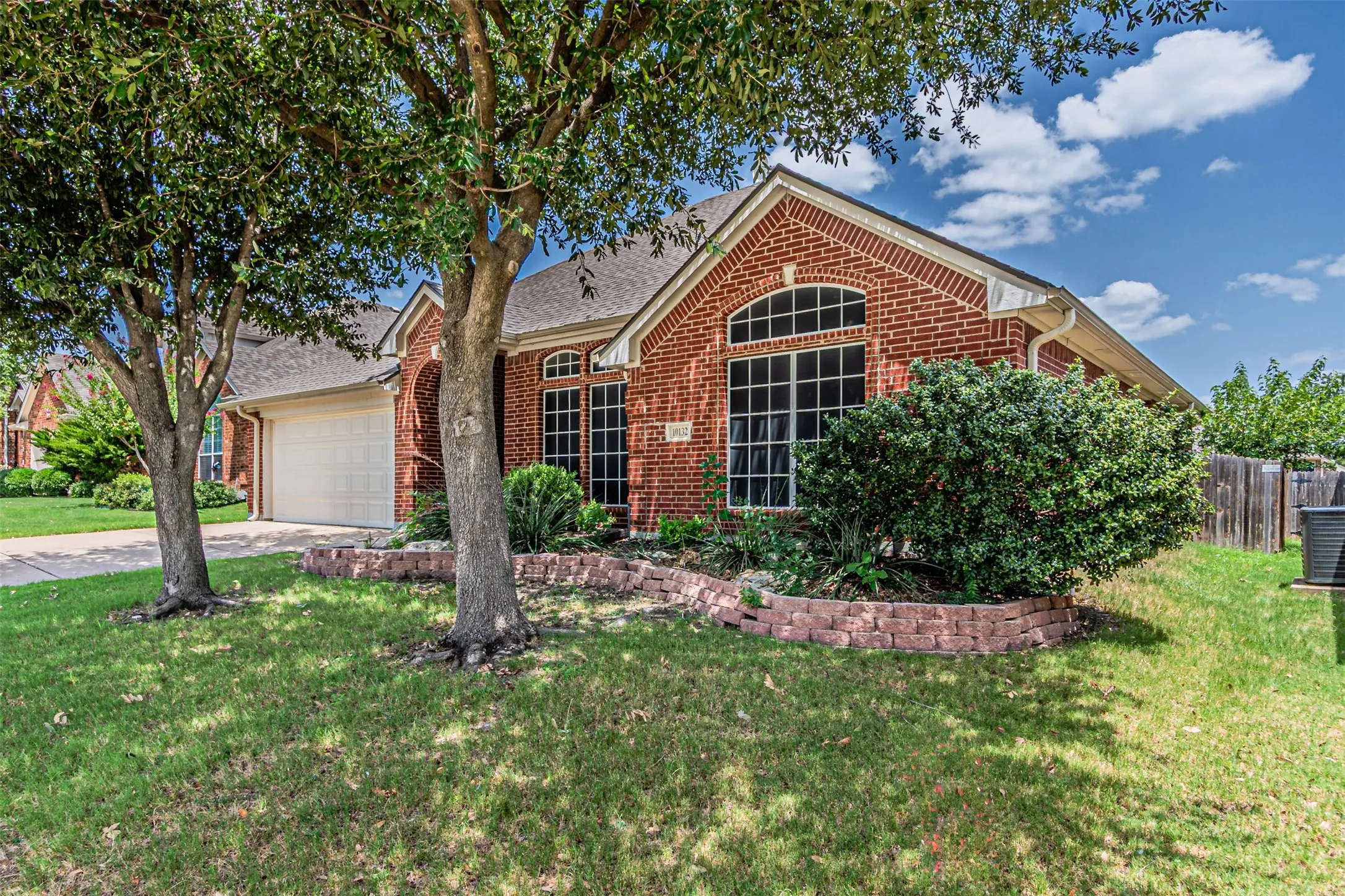 Single Family Residence For Sale in Tarrant County , 10132 Red Bluff Lane, Fort Worth, Texas 76177, 3 Bedroom, 2 Bathroom, 2 Garage spaces, 1,767 Sqft, built in 2006, mls#21337434, Real Estate Agent in Fort Worth, Homes For Sale in Tarrant county, Homes For Sale in Fort Worth, Realtor in Fort Worth Texas, Real Estate Brokerage Independent Realty Texas, Luminita Cordes Realtor