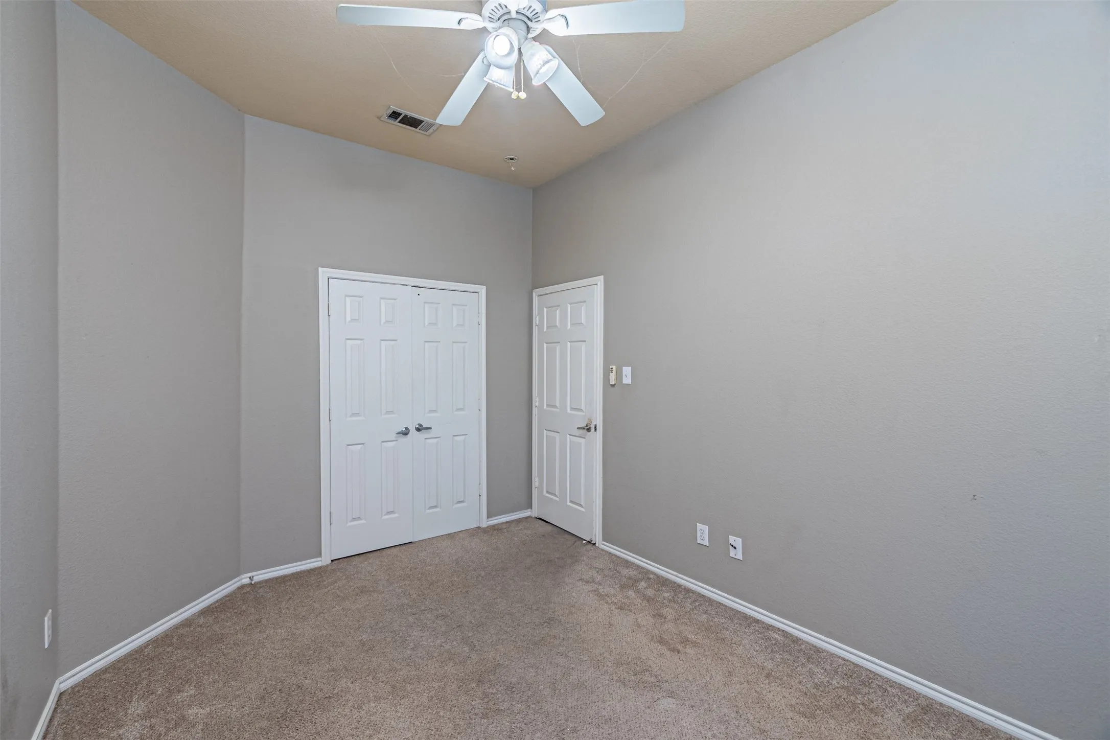 Single Family Residence For Sale in Tarrant County , 10132 Red Bluff Lane, Fort Worth, Texas 76177, 3 Bedroom, 2 Bathroom, 2 Garage spaces, 1,767 Sqft, built in 2006, mls#21337434, Real Estate Agent in Fort Worth, Homes For Sale in Tarrant county, Homes For Sale in Fort Worth, Realtor in Fort Worth Texas, Real Estate Brokerage Independent Realty Texas, Luminita Cordes Realtor
