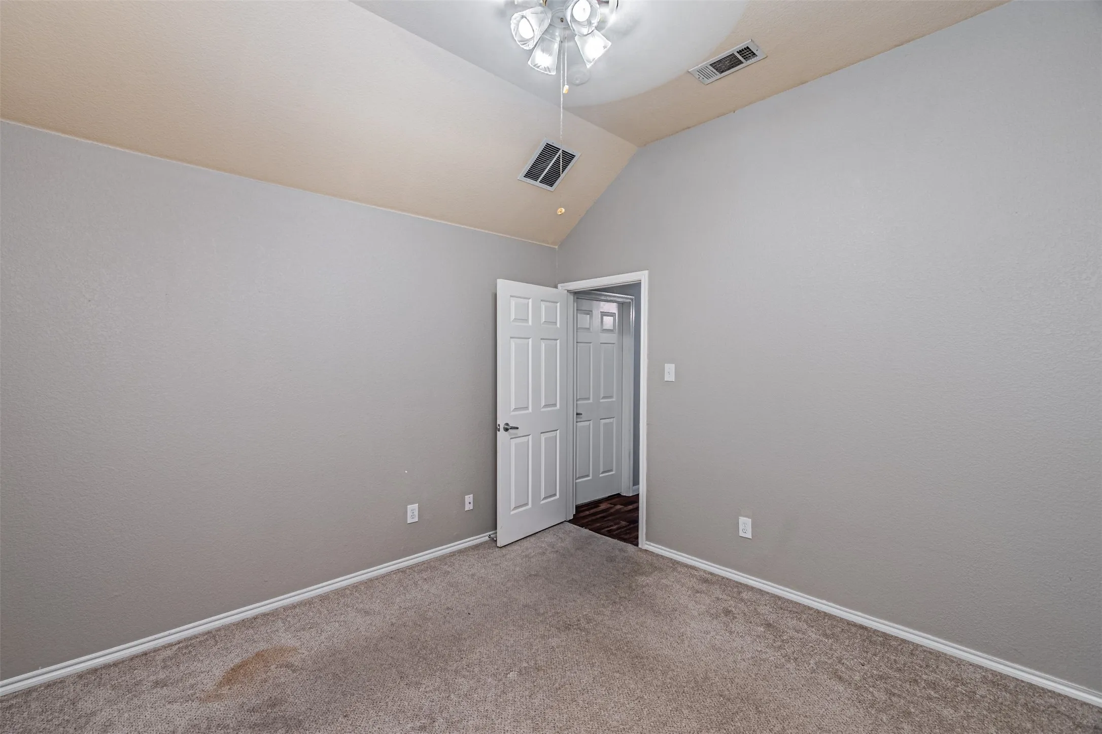 Single Family Residence For Sale in Tarrant County , 10132 Red Bluff Lane, Fort Worth, Texas 76177, 3 Bedroom, 2 Bathroom, 2 Garage spaces, 1,767 Sqft, built in 2006, mls#21337434, Real Estate Agent in Fort Worth, Homes For Sale in Tarrant county, Homes For Sale in Fort Worth, Realtor in Fort Worth Texas, Real Estate Brokerage Independent Realty Texas, Luminita Cordes Realtor