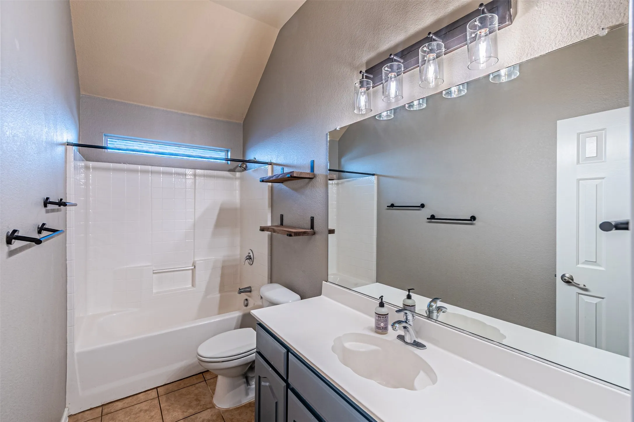 Single Family Residence For Sale in Tarrant County , 10132 Red Bluff Lane, Fort Worth, Texas 76177, 3 Bedroom, 2 Bathroom, 2 Garage spaces, 1,767 Sqft, built in 2006, mls#21337434, Real Estate Agent in Fort Worth, Homes For Sale in Tarrant county, Homes For Sale in Fort Worth, Realtor in Fort Worth Texas, Real Estate Brokerage Independent Realty Texas, Luminita Cordes Realtor