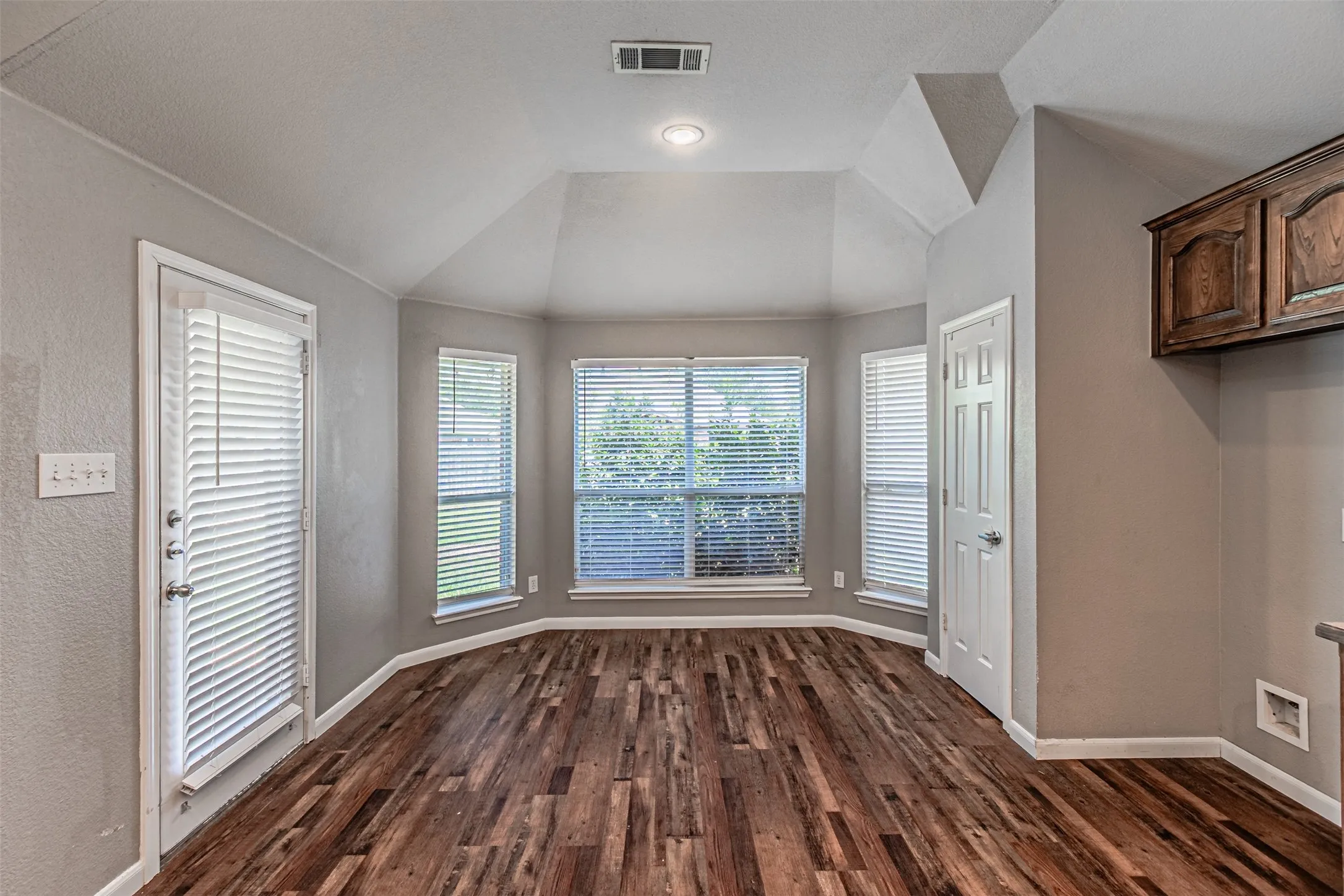 Single Family Residence For Sale in Tarrant County , 10132 Red Bluff Lane, Fort Worth, Texas 76177, 3 Bedroom, 2 Bathroom, 2 Garage spaces, 1,767 Sqft, built in 2006, mls#21337434, Real Estate Agent in Fort Worth, Homes For Sale in Tarrant county, Homes For Sale in Fort Worth, Realtor in Fort Worth Texas, Real Estate Brokerage Independent Realty Texas, Luminita Cordes Realtor