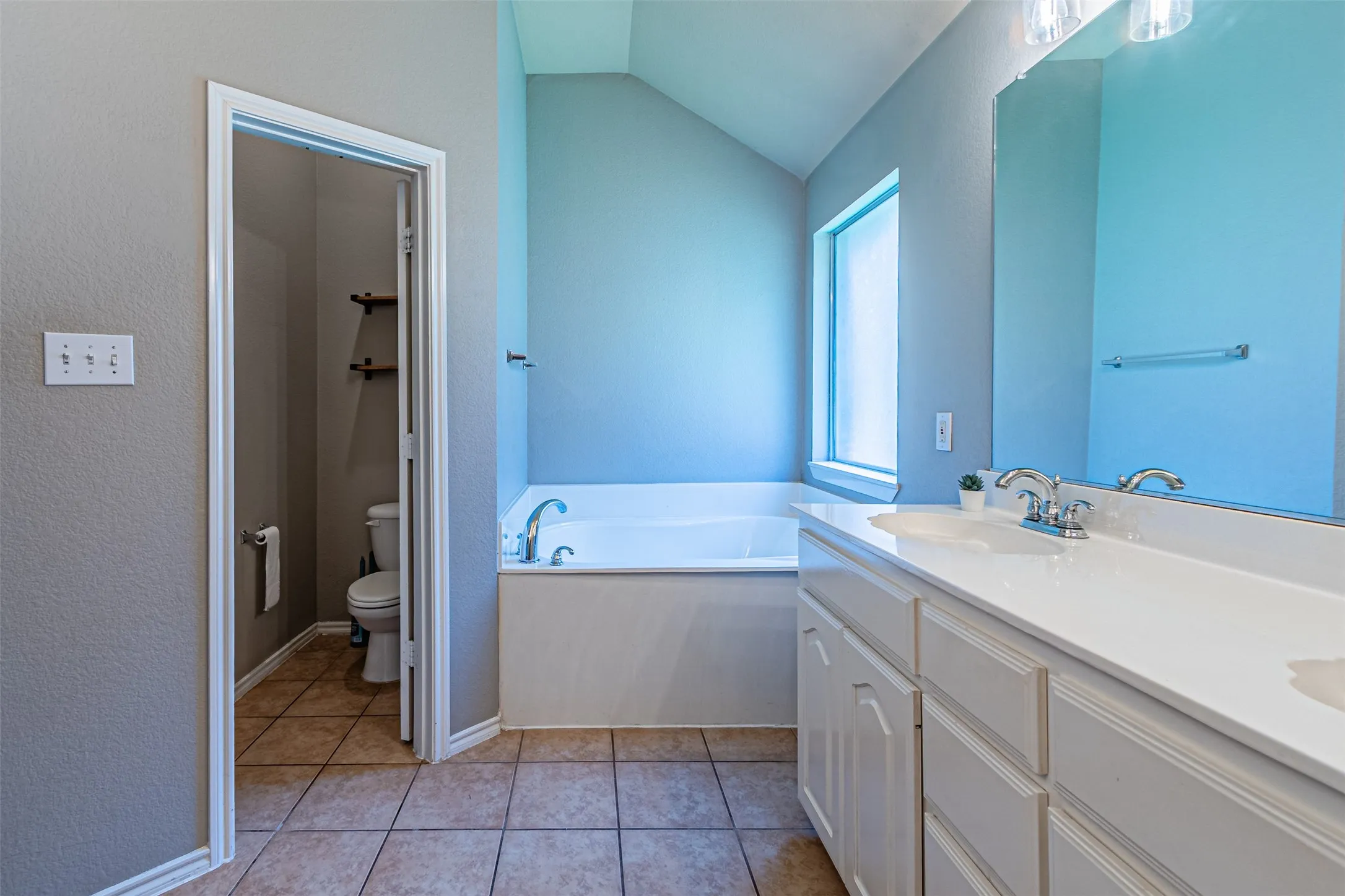 Single Family Residence For Sale in Tarrant County , 10132 Red Bluff Lane, Fort Worth, Texas 76177, 3 Bedroom, 2 Bathroom, 2 Garage spaces, 1,767 Sqft, built in 2006, mls#21337434, Real Estate Agent in Fort Worth, Homes For Sale in Tarrant county, Homes For Sale in Fort Worth, Realtor in Fort Worth Texas, Real Estate Brokerage Independent Realty Texas, Luminita Cordes Realtor