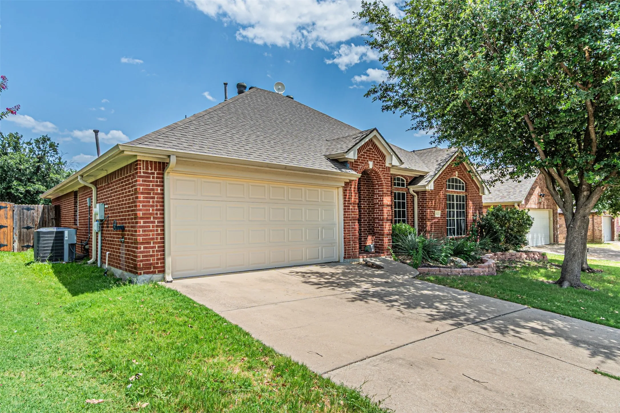 Single Family Residence For Sale in Tarrant County , 10132 Red Bluff Lane, Fort Worth, Texas 76177, 3 Bedroom, 2 Bathroom, 2 Garage spaces, 1,767 Sqft, built in 2006, mls#21337434, Real Estate Agent in Fort Worth, Homes For Sale in Tarrant county, Homes For Sale in Fort Worth, Realtor in Fort Worth Texas, Real Estate Brokerage Independent Realty Texas, Luminita Cordes Realtor