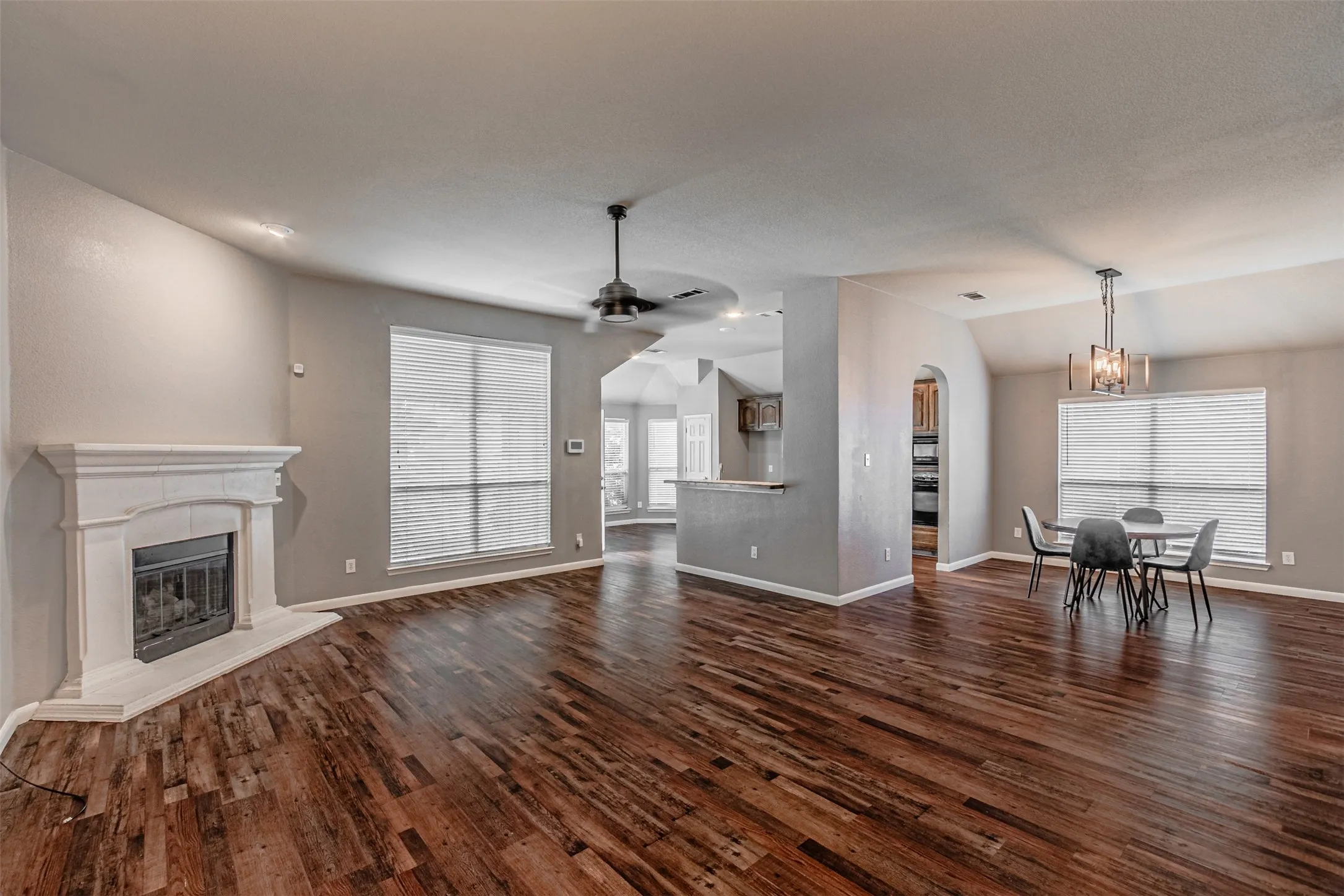 Single Family Residence For Sale in Tarrant County , 10132 Red Bluff Lane, Fort Worth, Texas 76177, 3 Bedroom, 2 Bathroom, 2 Garage spaces, 1,767 Sqft, built in 2006, mls#21337434, Real Estate Agent in Fort Worth, Homes For Sale in Tarrant county, Homes For Sale in Fort Worth, Realtor in Fort Worth Texas, Real Estate Brokerage Independent Realty Texas, Luminita Cordes Realtor
