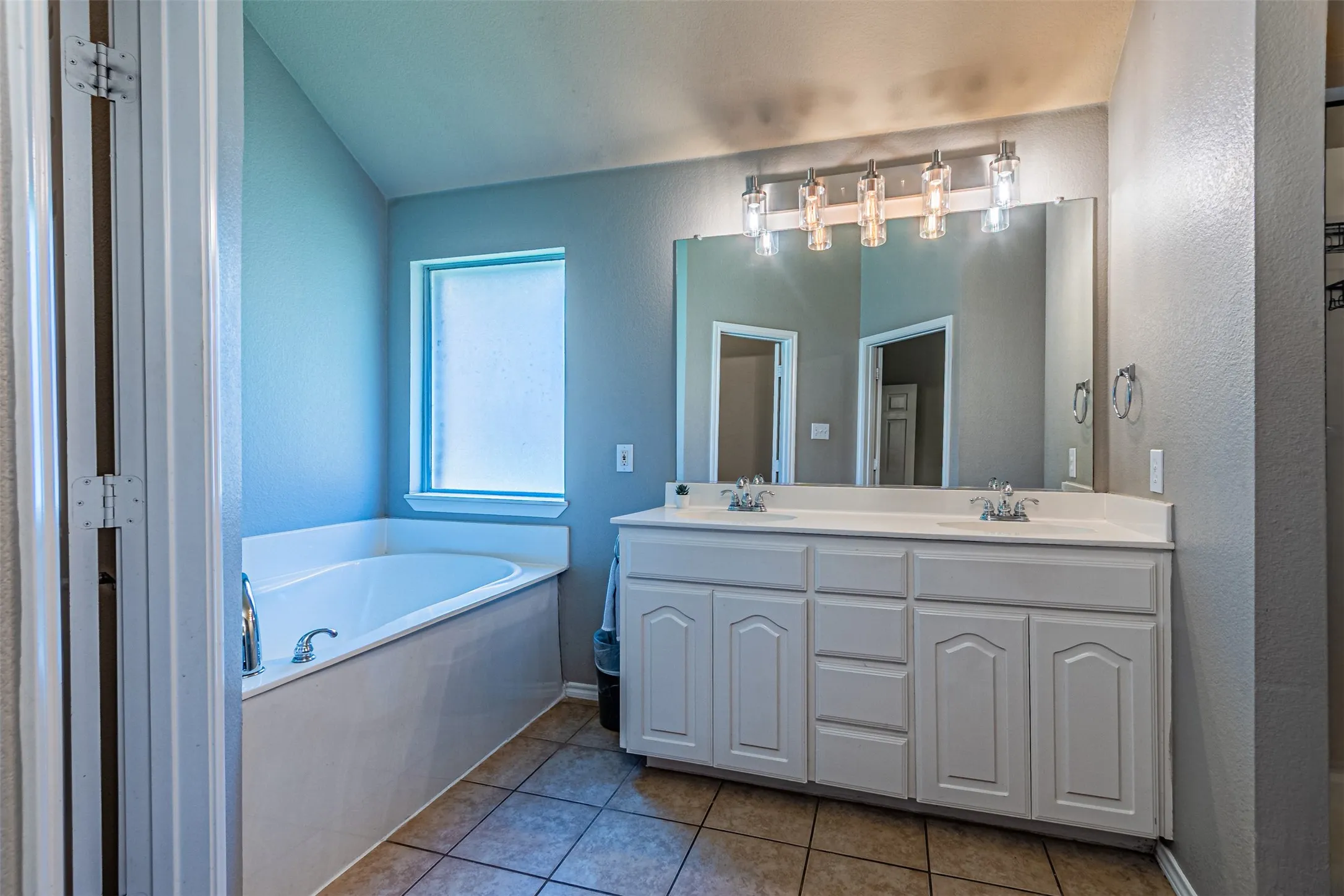 Single Family Residence For Sale in Tarrant County , 10132 Red Bluff Lane, Fort Worth, Texas 76177, 3 Bedroom, 2 Bathroom, 2 Garage spaces, 1,767 Sqft, built in 2006, mls#21337434, Real Estate Agent in Fort Worth, Homes For Sale in Tarrant county, Homes For Sale in Fort Worth, Realtor in Fort Worth Texas, Real Estate Brokerage Independent Realty Texas, Luminita Cordes Realtor