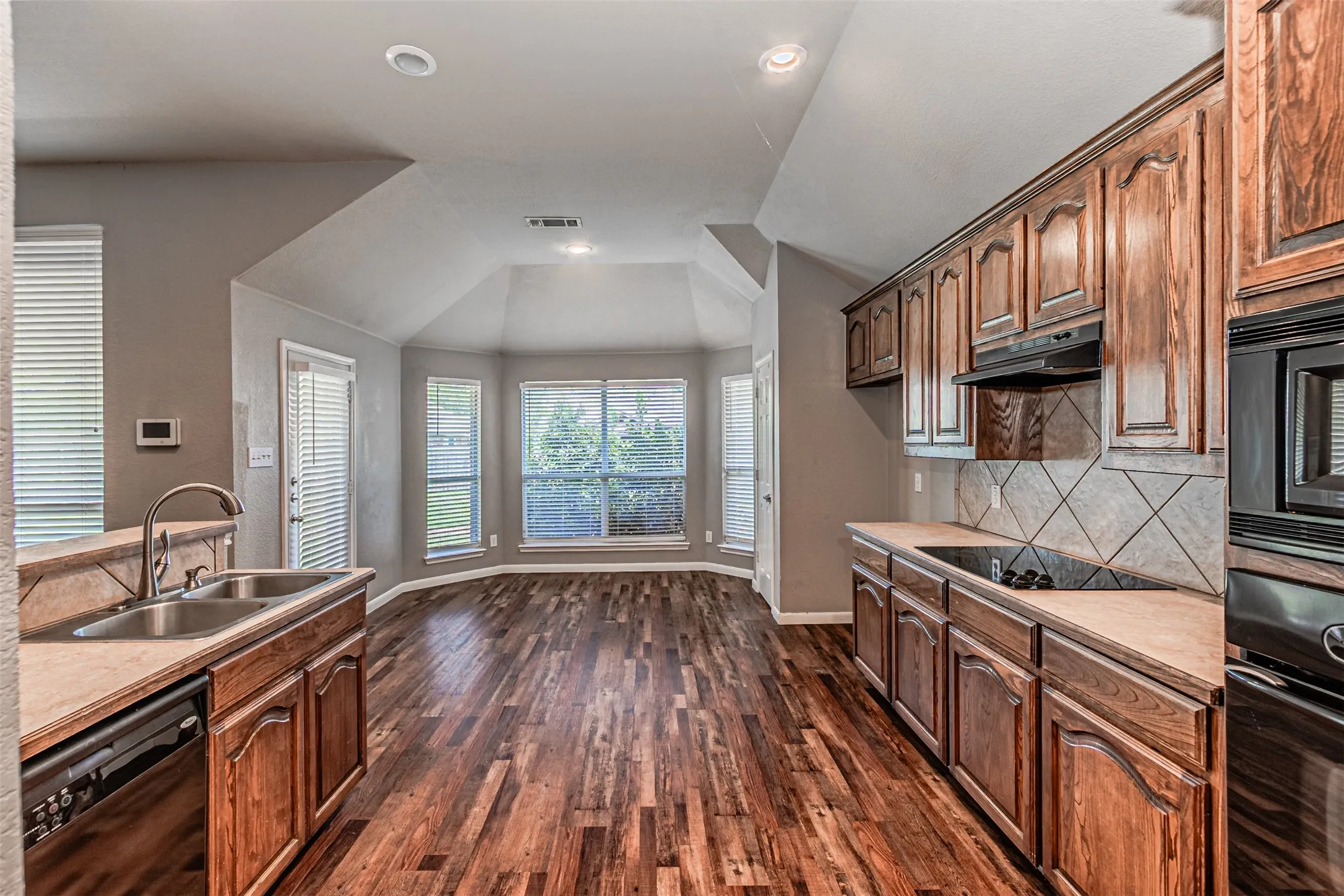 Single Family Residence For Sale in Tarrant County , 10132 Red Bluff Lane, Fort Worth, Texas 76177, 3 Bedroom, 2 Bathroom, 2 Garage spaces, 1,767 Sqft, built in 2006, mls#21337434, Real Estate Agent in Fort Worth, Homes For Sale in Tarrant county, Homes For Sale in Fort Worth, Realtor in Fort Worth Texas, Real Estate Brokerage Independent Realty Texas, Luminita Cordes Realtor