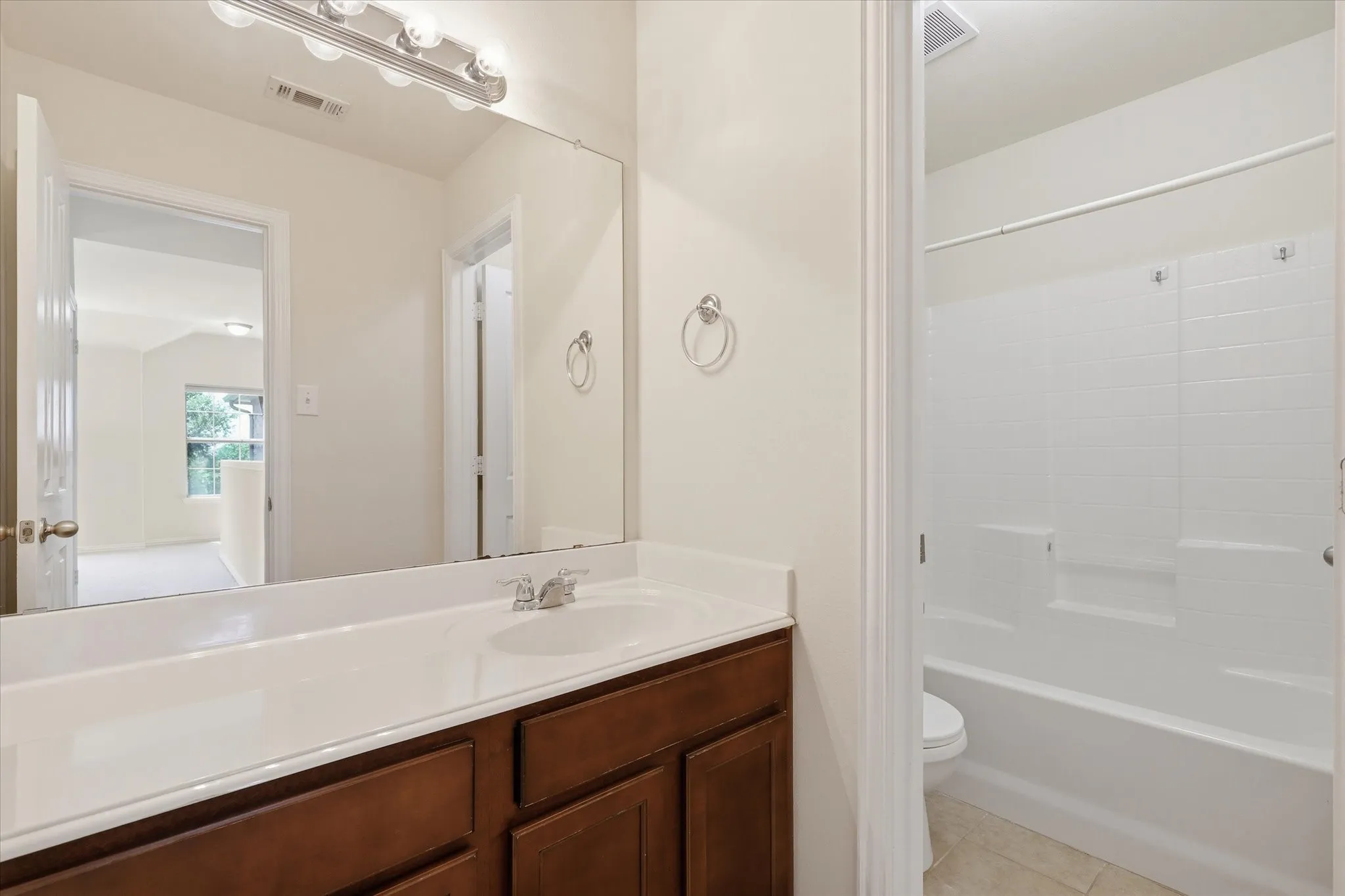 Single Family Residence For Sale in Denton County , 712 Hawk Valley Drive, Little Elm, Texas 75068, 4 Bedroom, 3 Bathroom, 2 Garage spaces, 2,772 Sqft, built in 2010, mls#21337762, Real Estate Agent in Little Elm, Homes For Sale in Denton county, Homes For Sale in Little Elm, Realtor in Little Elm Texas, Real Estate Brokerage Independent Realty Texas, Luminita Cordes Realtor
