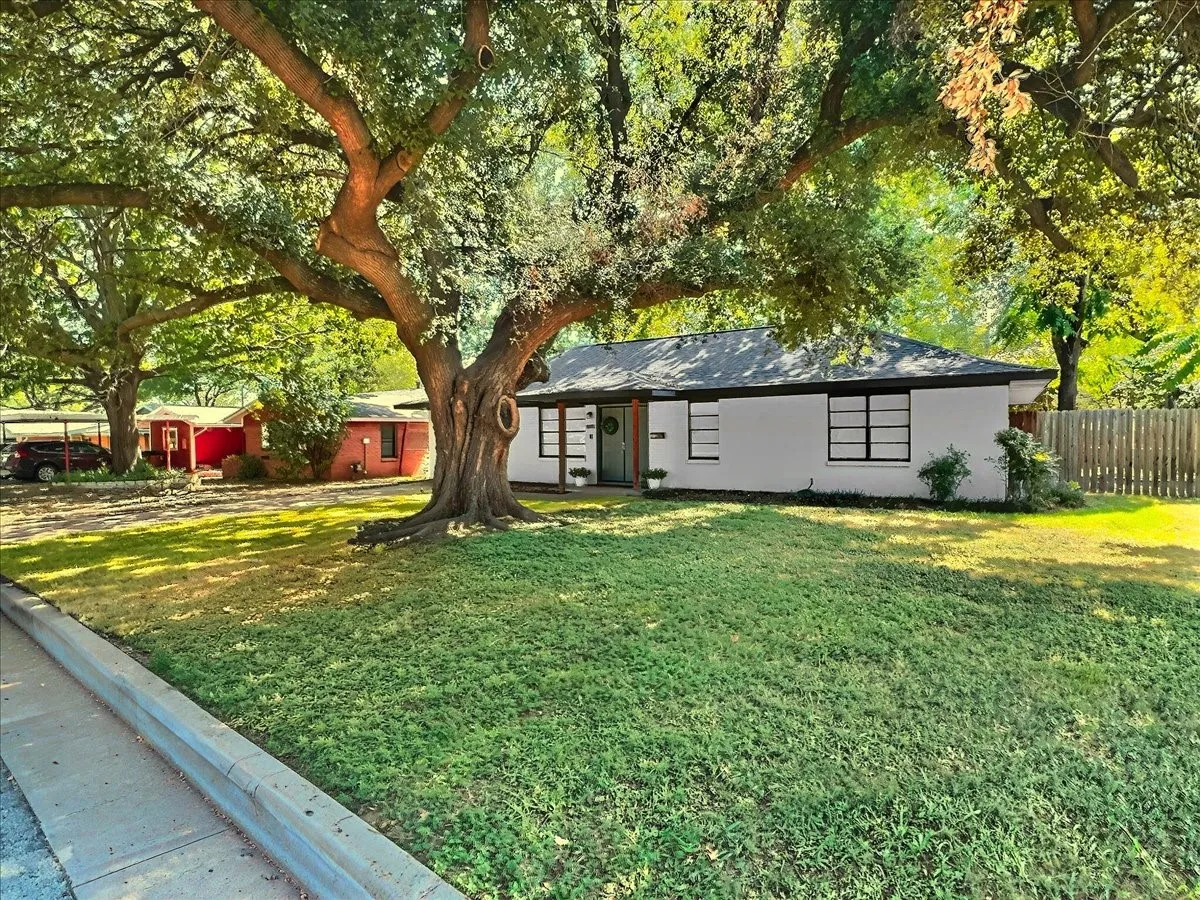Single Family Residence For Sale in Tarrant County , 5163 Waits Avenue, Fort Worth, Texas 76133, 3 Bedroom, 2 Bathroom, Garage spaces, 1,632 Sqft, built in 1957, mls#21332615, Real Estate Agent in Fort Worth, Homes For Sale in Tarrant county, Homes For Sale in Fort Worth, Realtor in Fort Worth Texas, Real Estate Brokerage Independent Realty Texas, Luminita Cordes Realtor