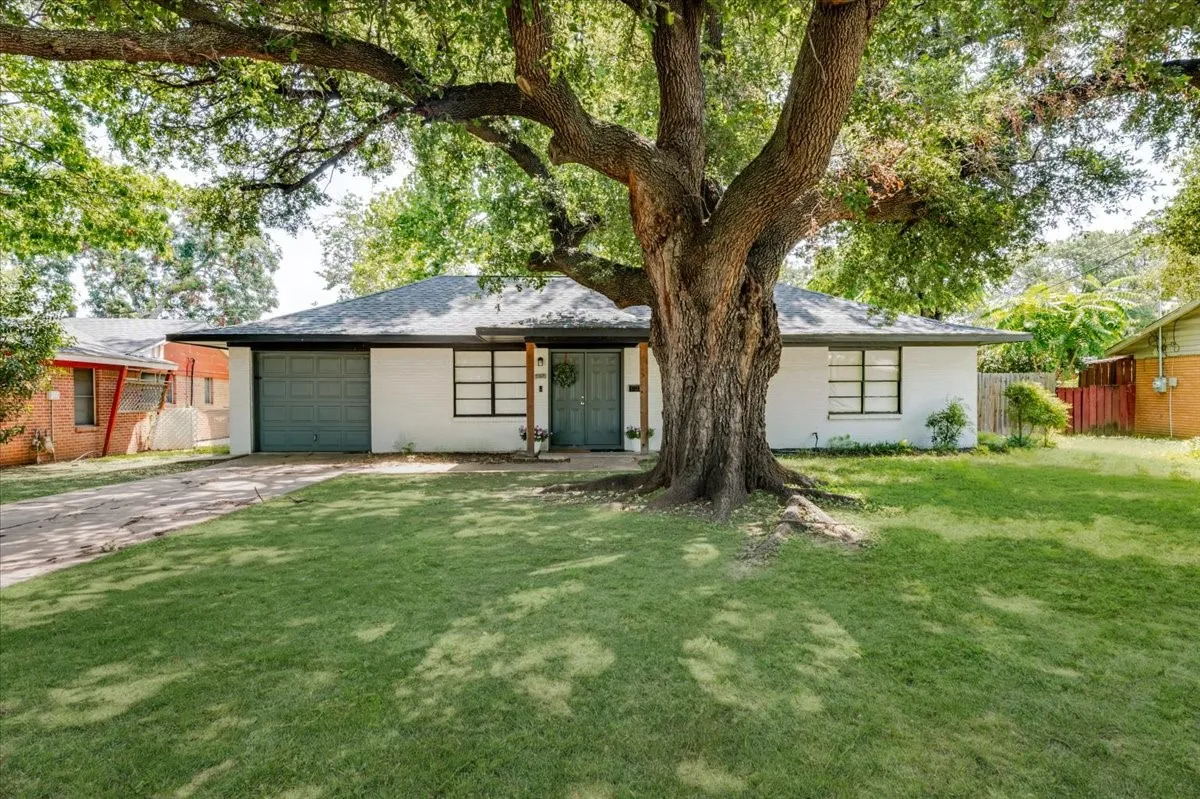 Single Family Residence For Sale in Tarrant County , 5163 Waits Avenue, Fort Worth, Texas 76133, 3 Bedroom, 2 Bathroom, Garage spaces, 1,632 Sqft, built in 1957, mls#21332615, Real Estate Agent in Fort Worth, Homes For Sale in Tarrant county, Homes For Sale in Fort Worth, Realtor in Fort Worth Texas, Real Estate Brokerage Independent Realty Texas, Luminita Cordes Realtor
