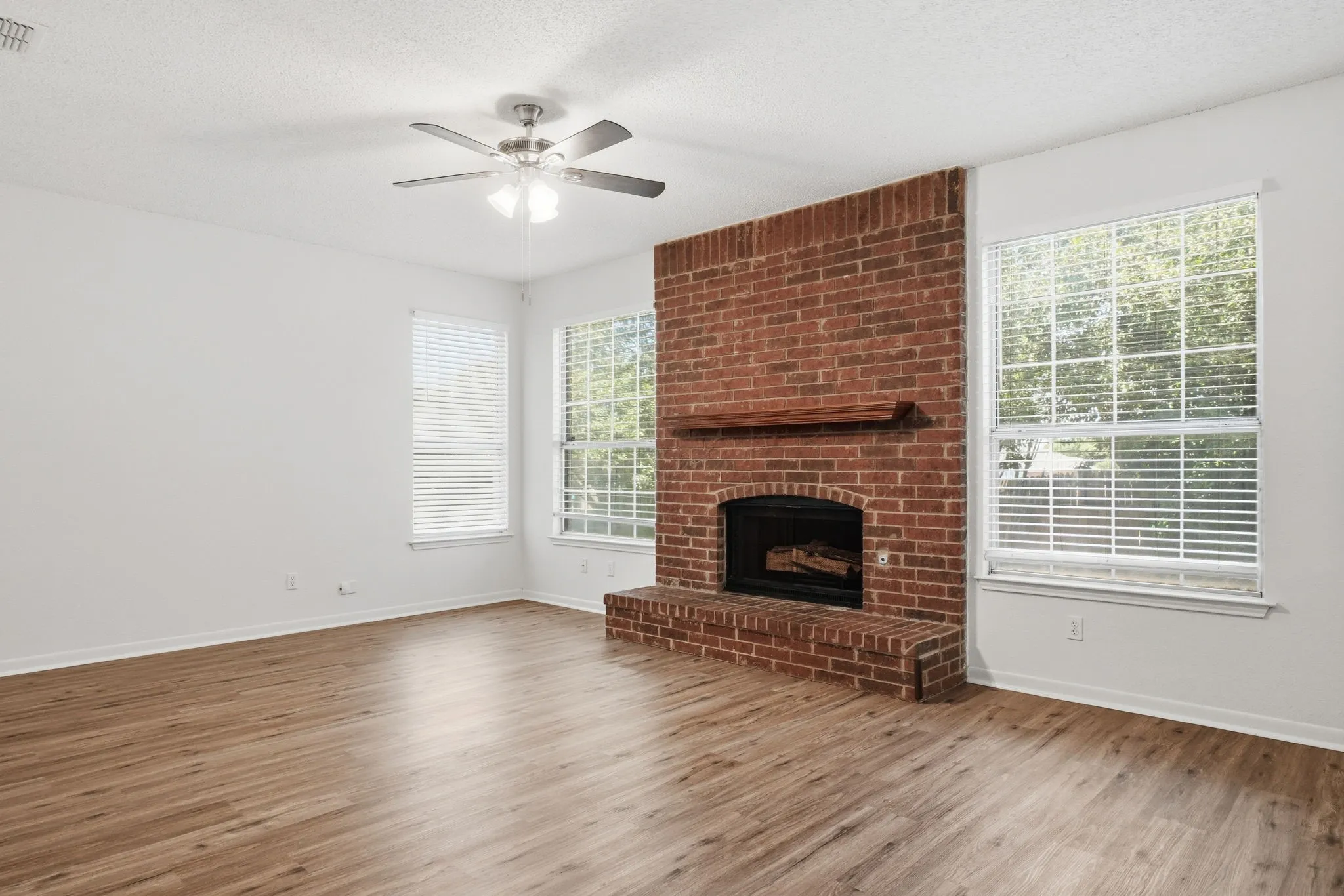 Single Family Residence For Sale in Tarrant County , 7840 Clover Leaf Drive, North Richland Hills, Texas 76182, 4 Bedroom, 3 Bathroom, 2 Garage spaces, 3,405 Sqft, built in 1990, mls#21318346, Real Estate Agent in North Richland Hills, Homes For Sale in Tarrant county, Homes For Sale in North Richland Hills, Realtor in North Richland Hills Texas, Real Estate Brokerage Independent Realty Texas, Luminita Cordes Realtor