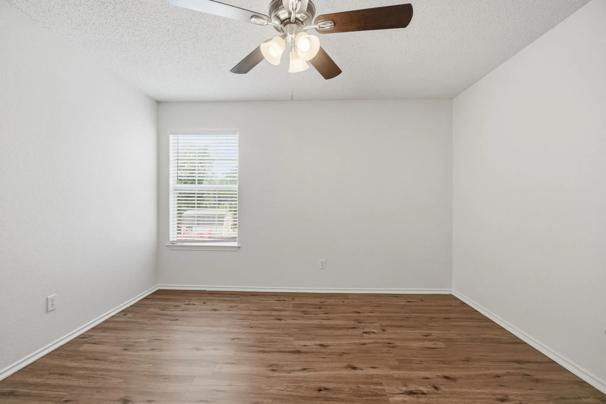 Single Family Residence For Sale in Tarrant County , 7840 Clover Leaf Drive, North Richland Hills, Texas 76182, 4 Bedroom, 3 Bathroom, 2 Garage spaces, 3,405 Sqft, built in 1990, mls#21318346, Real Estate Agent in North Richland Hills, Homes For Sale in Tarrant county, Homes For Sale in North Richland Hills, Realtor in North Richland Hills Texas, Real Estate Brokerage Independent Realty Texas, Luminita Cordes Realtor