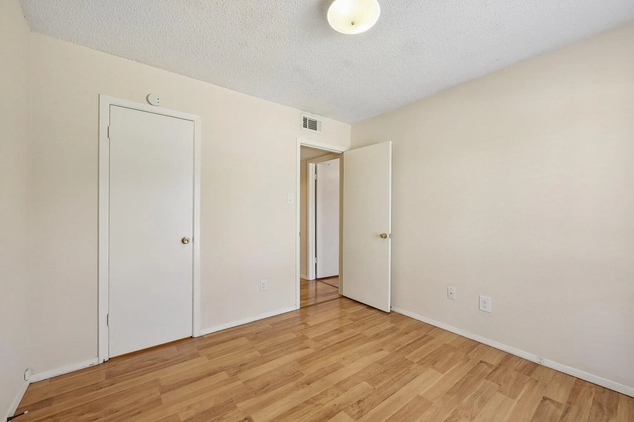 Single Family Residence For Rent in Denton County , 2604 Winding Creek Drive, Carrollton, Texas 75007, 3 Bedroom, 2 Bathroom, 2 Garage spaces, 1,903 Sqft, built in 1983, mls#21337829, Real Estate Agent in Carrollton, Homes For Rent in Denton county, Homes For Rent in Carrollton, Realtor in Carrollton Texas, Real Estate Brokerage Independent Realty Texas, Luminita Cordes Realtor