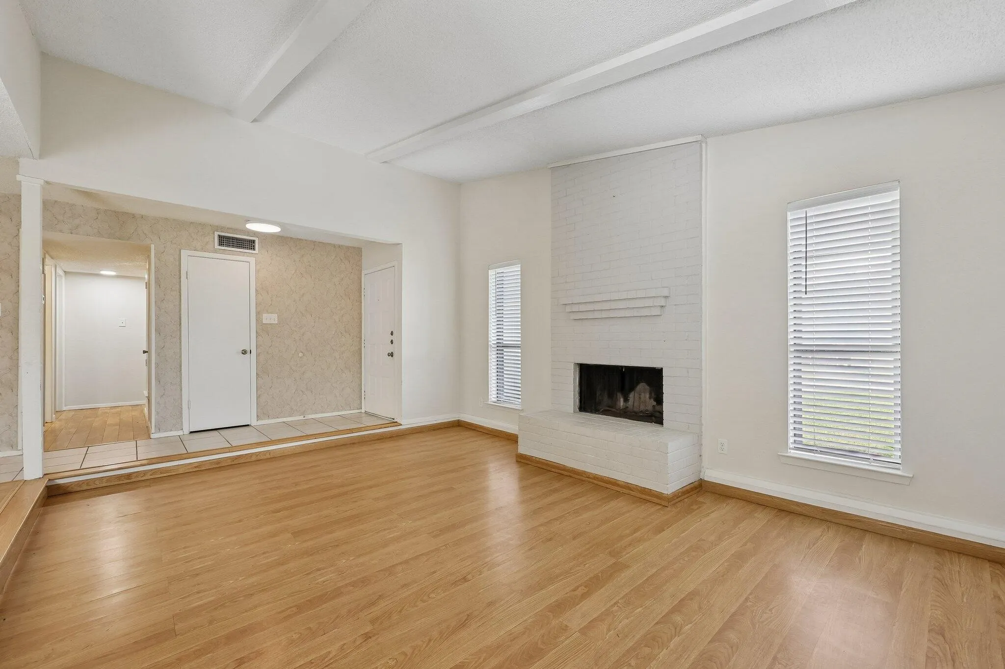 Single Family Residence For Rent in Denton County , 2604 Winding Creek Drive, Carrollton, Texas 75007, 3 Bedroom, 2 Bathroom, 2 Garage spaces, 1,903 Sqft, built in 1983, mls#21337829, Real Estate Agent in Carrollton, Homes For Rent in Denton county, Homes For Rent in Carrollton, Realtor in Carrollton Texas, Real Estate Brokerage Independent Realty Texas, Luminita Cordes Realtor