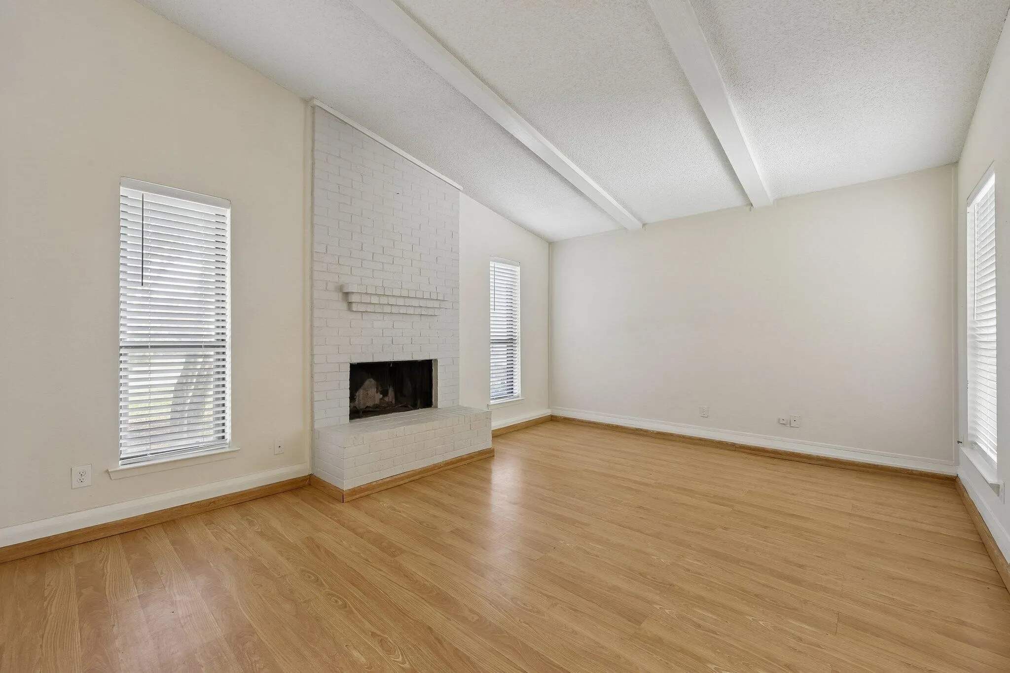 Single Family Residence For Rent in Denton County , 2604 Winding Creek Drive, Carrollton, Texas 75007, 3 Bedroom, 2 Bathroom, 2 Garage spaces, 1,903 Sqft, built in 1983, mls#21337829, Real Estate Agent in Carrollton, Homes For Rent in Denton county, Homes For Rent in Carrollton, Realtor in Carrollton Texas, Real Estate Brokerage Independent Realty Texas, Luminita Cordes Realtor