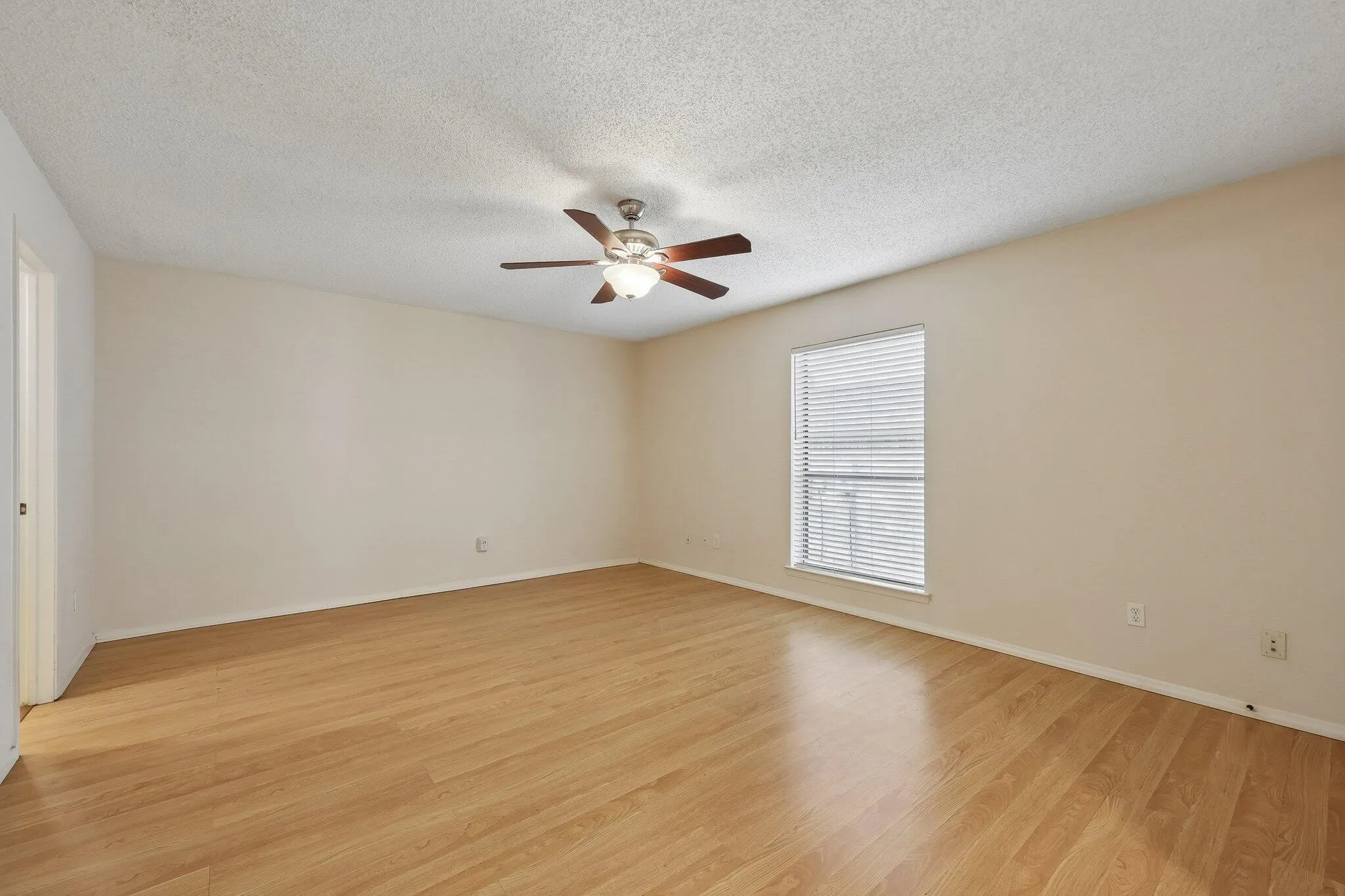 Single Family Residence For Rent in Denton County , 2604 Winding Creek Drive, Carrollton, Texas 75007, 3 Bedroom, 2 Bathroom, 2 Garage spaces, 1,903 Sqft, built in 1983, mls#21337829, Real Estate Agent in Carrollton, Homes For Rent in Denton county, Homes For Rent in Carrollton, Realtor in Carrollton Texas, Real Estate Brokerage Independent Realty Texas, Luminita Cordes Realtor