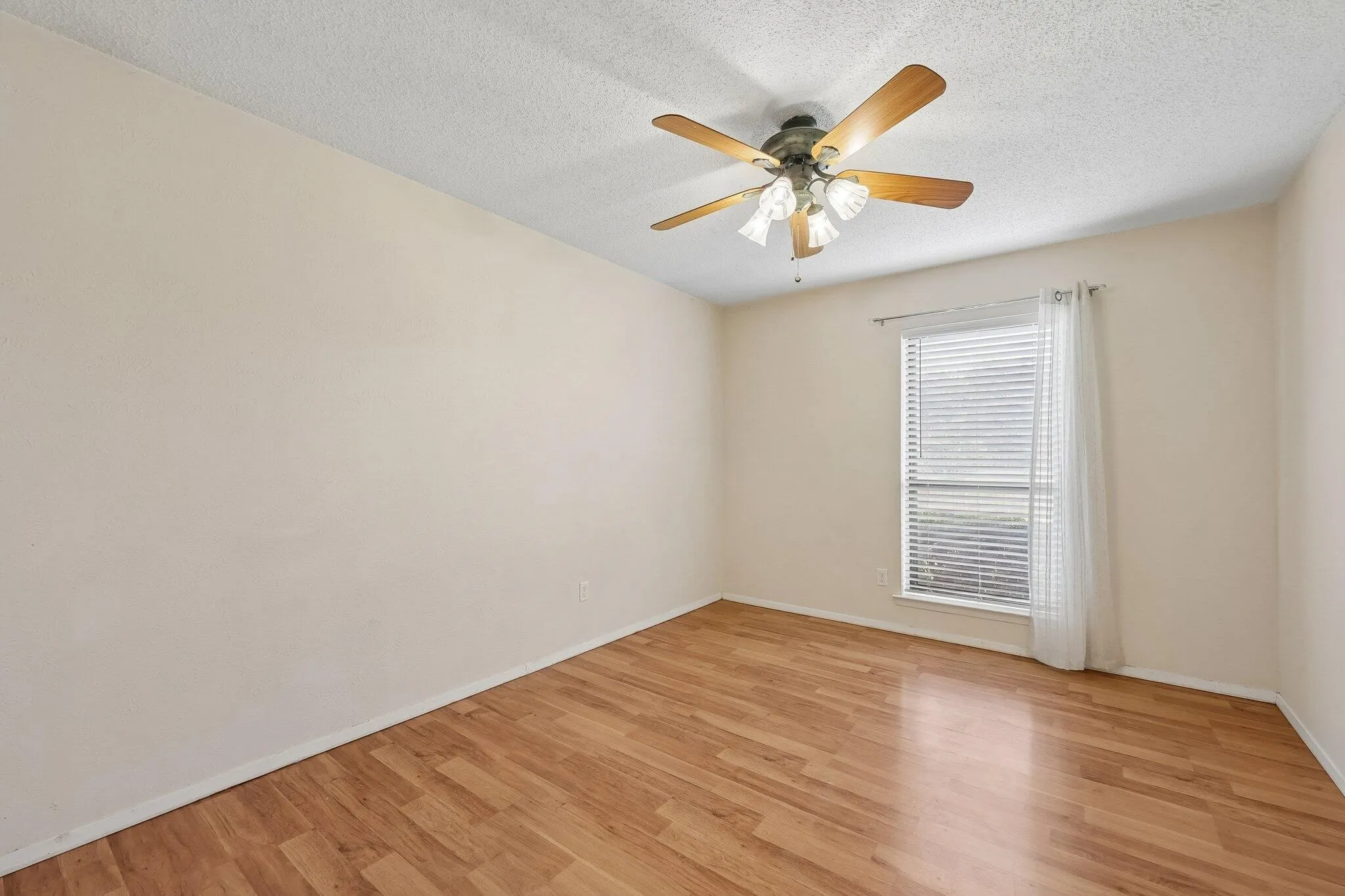Single Family Residence For Rent in Denton County , 2604 Winding Creek Drive, Carrollton, Texas 75007, 3 Bedroom, 2 Bathroom, 2 Garage spaces, 1,903 Sqft, built in 1983, mls#21337829, Real Estate Agent in Carrollton, Homes For Rent in Denton county, Homes For Rent in Carrollton, Realtor in Carrollton Texas, Real Estate Brokerage Independent Realty Texas, Luminita Cordes Realtor