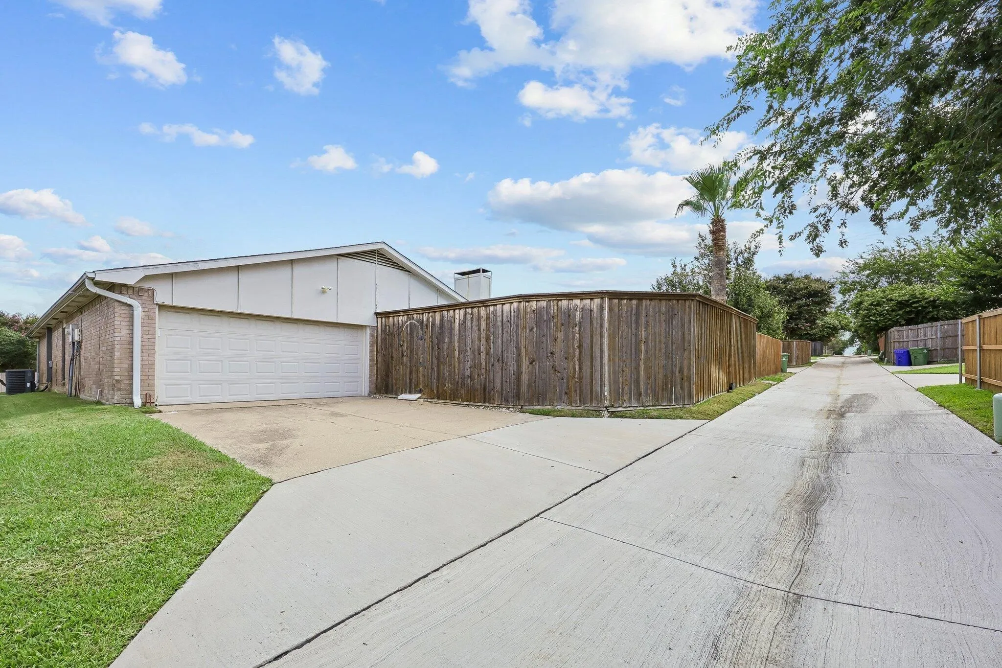 Single Family Residence For Rent in Denton County , 2604 Winding Creek Drive, Carrollton, Texas 75007, 3 Bedroom, 2 Bathroom, 2 Garage spaces, 1,903 Sqft, built in 1983, mls#21337829, Real Estate Agent in Carrollton, Homes For Rent in Denton county, Homes For Rent in Carrollton, Realtor in Carrollton Texas, Real Estate Brokerage Independent Realty Texas, Luminita Cordes Realtor