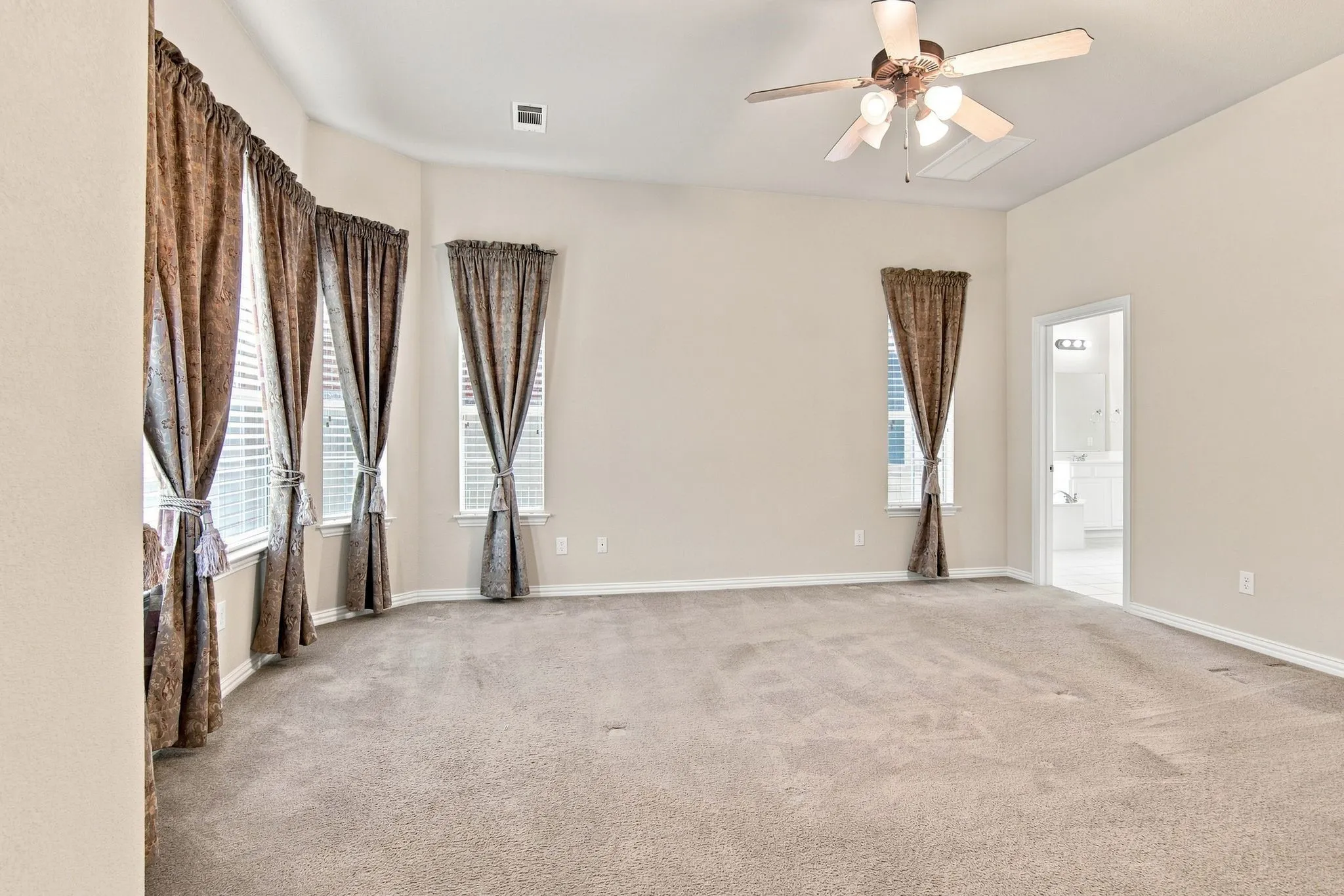 Single Family Residence For Sale in Tarrant County , 1406 Lennox Way, Mansfield, Texas 76063, 5 Bedroom, 3 Bathroom, 2 Garage spaces, 3,542 Sqft, built in 2005, mls#21331031, Real Estate Agent in Mansfield, Homes For Sale in Tarrant county, Homes For Sale in Mansfield, Realtor in Mansfield Texas, Real Estate Brokerage Independent Realty Texas, Luminita Cordes Realtor