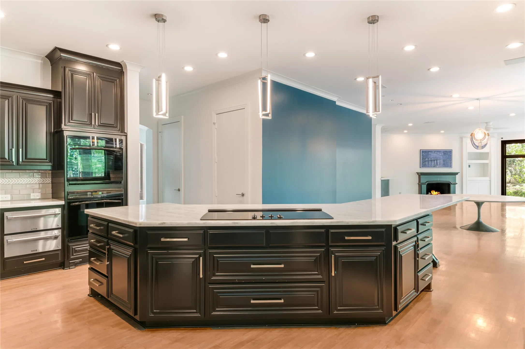 Single Family Residence For Sale in Tarrant County , 2420 Lincoln Drive, Arlington, Texas 76006, 4 Bedroom, 5 Bathroom, 3 Garage spaces, 8,448 Sqft, built in 1989, mls#21337823, Real Estate Agent in Arlington, Homes For Sale in Tarrant county, Homes For Sale in Arlington, Realtor in Arlington Texas, Real Estate Brokerage Independent Realty Texas, Luminita Cordes Realtor
