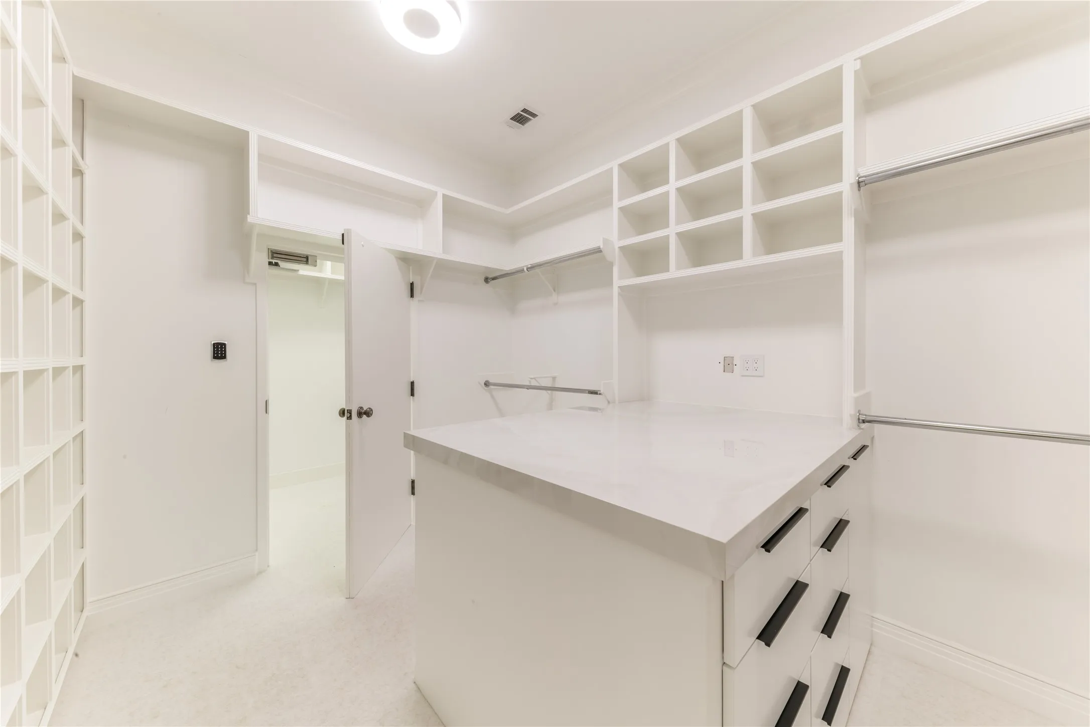 Single Family Residence For Sale in Tarrant County , 2420 Lincoln Drive, Arlington, Texas 76006, 4 Bedroom, 5 Bathroom, 3 Garage spaces, 8,448 Sqft, built in 1989, mls#21337823, Real Estate Agent in Arlington, Homes For Sale in Tarrant county, Homes For Sale in Arlington, Realtor in Arlington Texas, Real Estate Brokerage Independent Realty Texas, Luminita Cordes Realtor