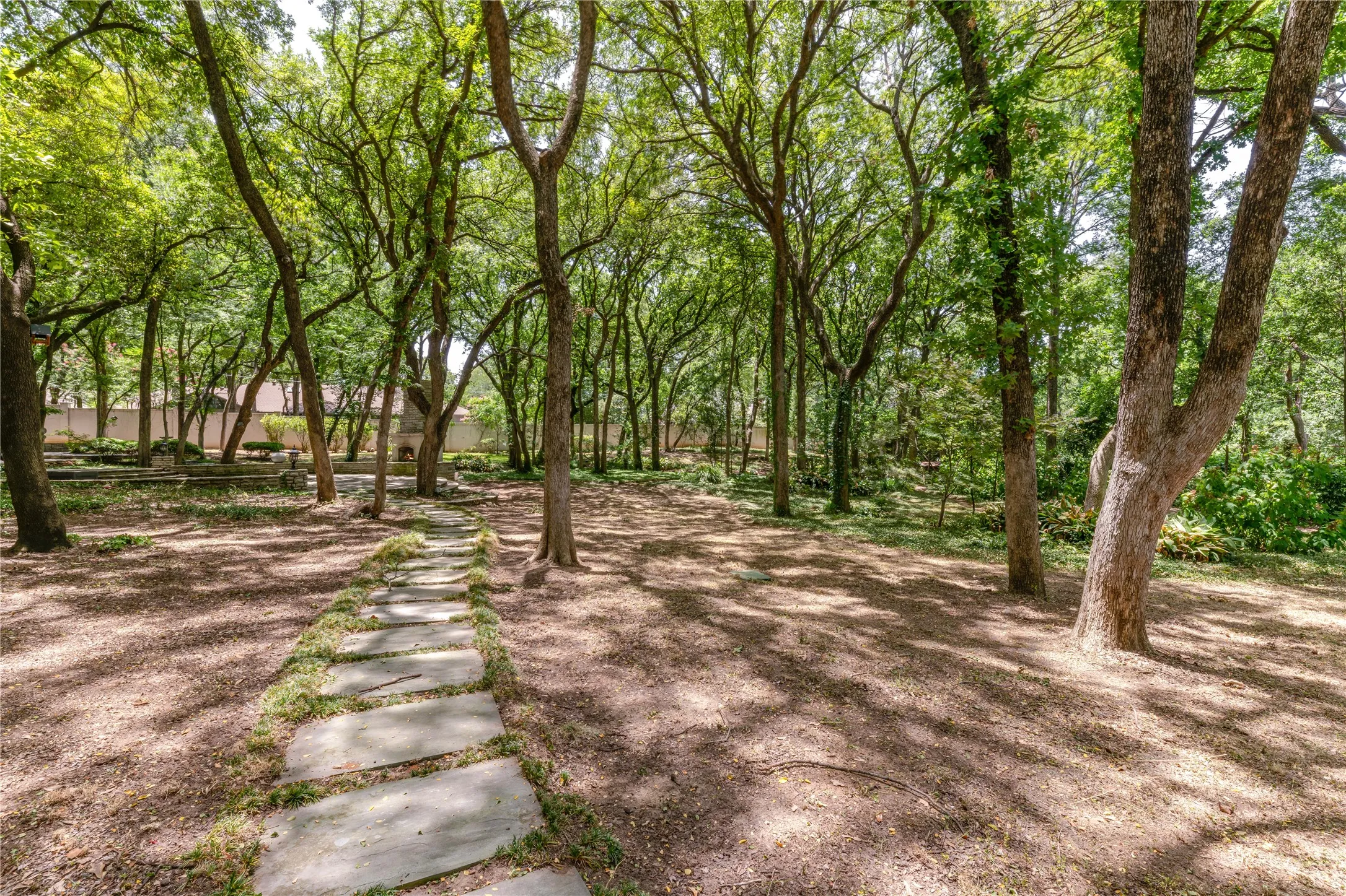 Single Family Residence For Sale in Tarrant County , 2420 Lincoln Drive, Arlington, Texas 76006, 4 Bedroom, 5 Bathroom, 3 Garage spaces, 8,448 Sqft, built in 1989, mls#21337823, Real Estate Agent in Arlington, Homes For Sale in Tarrant county, Homes For Sale in Arlington, Realtor in Arlington Texas, Real Estate Brokerage Independent Realty Texas, Luminita Cordes Realtor