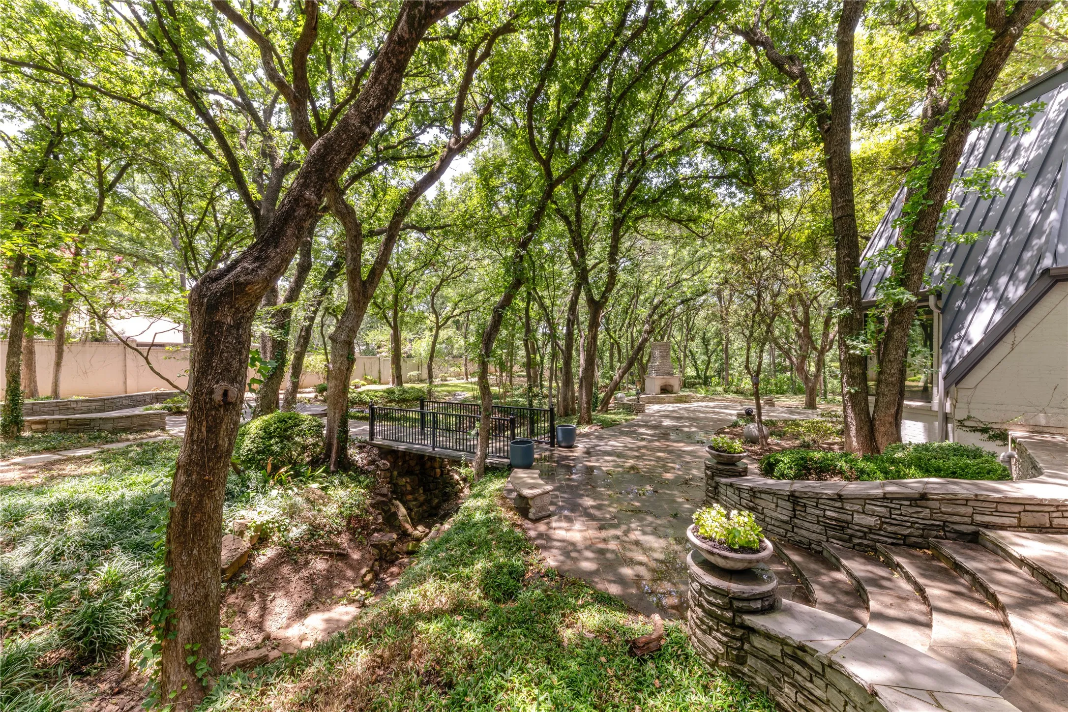 Single Family Residence For Sale in Tarrant County , 2420 Lincoln Drive, Arlington, Texas 76006, 4 Bedroom, 5 Bathroom, 3 Garage spaces, 8,448 Sqft, built in 1989, mls#21337823, Real Estate Agent in Arlington, Homes For Sale in Tarrant county, Homes For Sale in Arlington, Realtor in Arlington Texas, Real Estate Brokerage Independent Realty Texas, Luminita Cordes Realtor