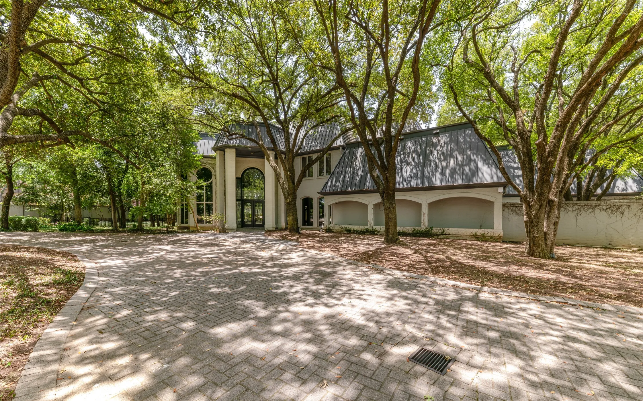 Single Family Residence For Sale in Tarrant County , 2420 Lincoln Drive, Arlington, Texas 76006, 4 Bedroom, 5 Bathroom, 3 Garage spaces, 8,448 Sqft, built in 1989, mls#21337823, Real Estate Agent in Arlington, Homes For Sale in Tarrant county, Homes For Sale in Arlington, Realtor in Arlington Texas, Real Estate Brokerage Independent Realty Texas, Luminita Cordes Realtor