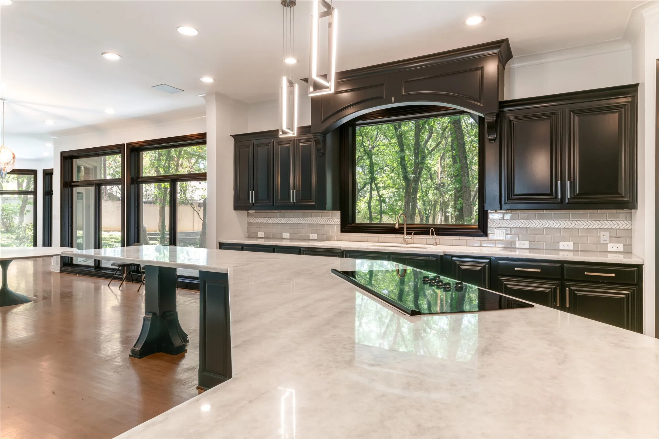 Single Family Residence For Sale in Tarrant County , 2420 Lincoln Drive, Arlington, Texas 76006, 4 Bedroom, 5 Bathroom, 3 Garage spaces, 8,448 Sqft, built in 1989, mls#21337823, Real Estate Agent in Arlington, Homes For Sale in Tarrant county, Homes For Sale in Arlington, Realtor in Arlington Texas, Real Estate Brokerage Independent Realty Texas, Luminita Cordes Realtor