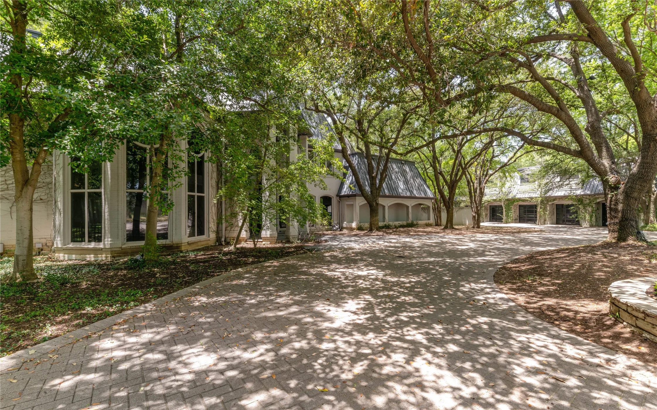 Single Family Residence For Sale in Tarrant County , 2420 Lincoln Drive, Arlington, Texas 76006, 4 Bedroom, 5 Bathroom, 3 Garage spaces, 8,448 Sqft, built in 1989, mls#21337823, Real Estate Agent in Arlington, Homes For Sale in Tarrant county, Homes For Sale in Arlington, Realtor in Arlington Texas, Real Estate Brokerage Independent Realty Texas, Luminita Cordes Realtor