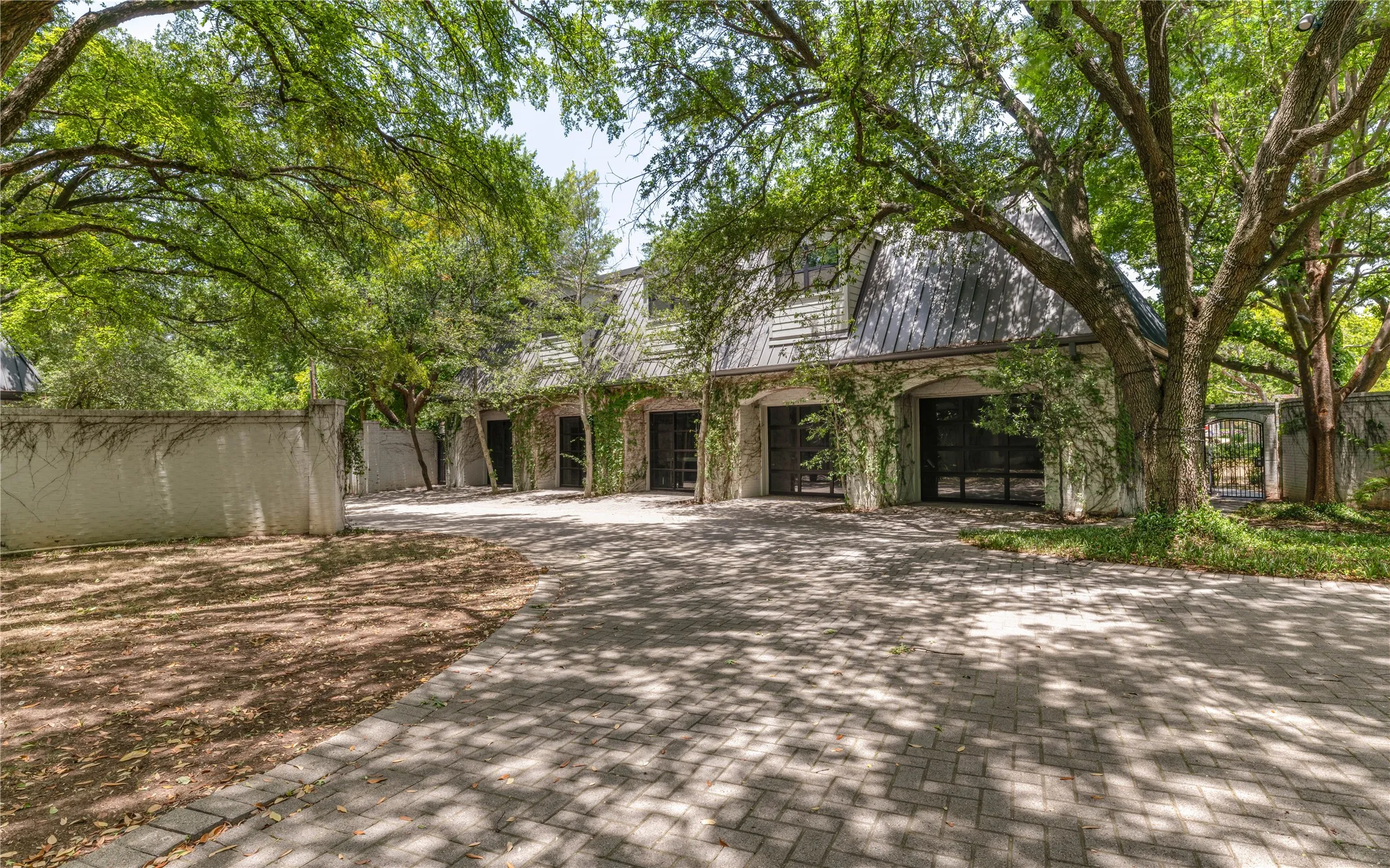 Single Family Residence For Sale in Tarrant County , 2420 Lincoln Drive, Arlington, Texas 76006, 4 Bedroom, 5 Bathroom, 3 Garage spaces, 8,448 Sqft, built in 1989, mls#21337823, Real Estate Agent in Arlington, Homes For Sale in Tarrant county, Homes For Sale in Arlington, Realtor in Arlington Texas, Real Estate Brokerage Independent Realty Texas, Luminita Cordes Realtor